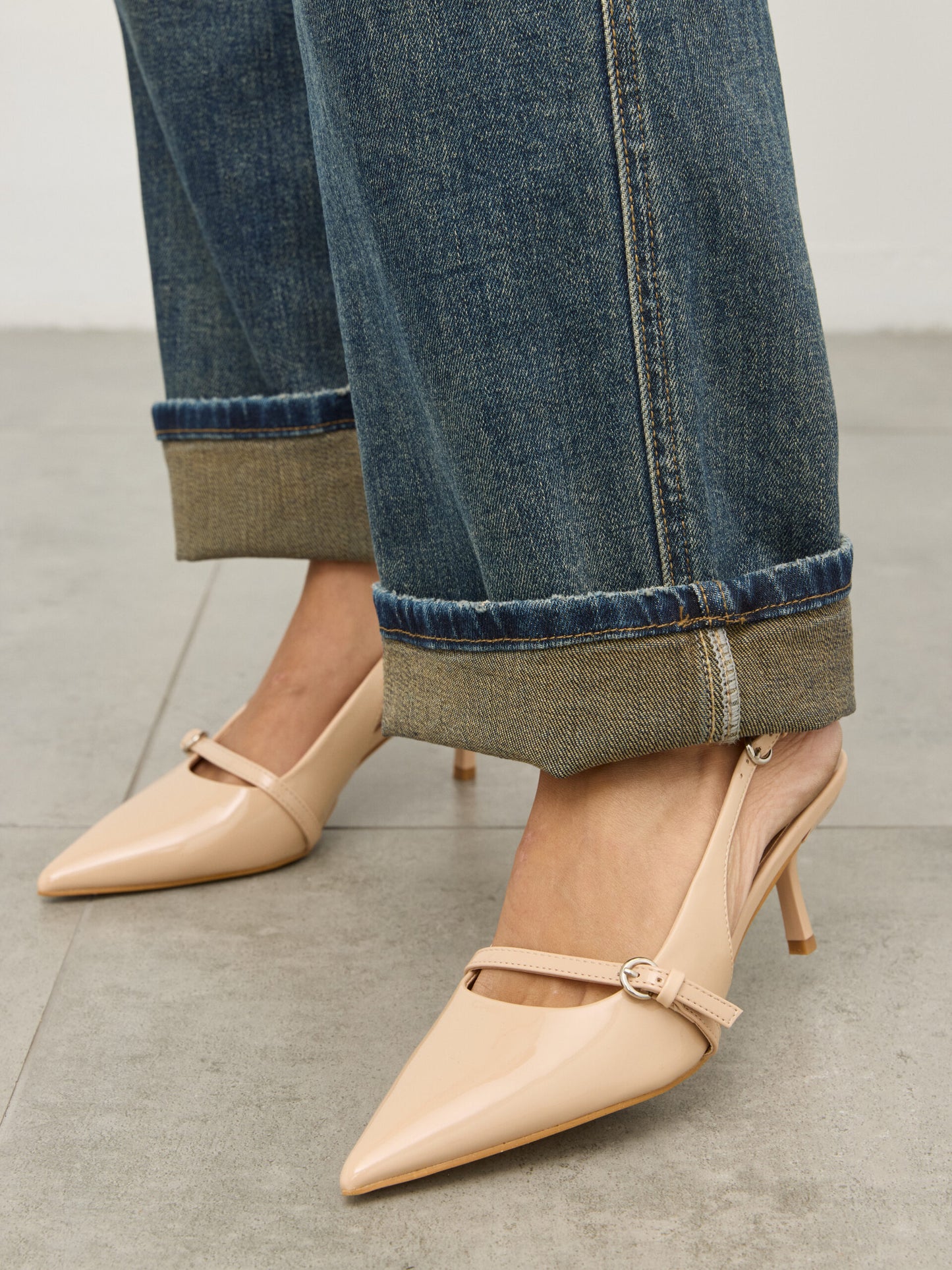 נעלי עקב שפיץ סנדי | בז' לק