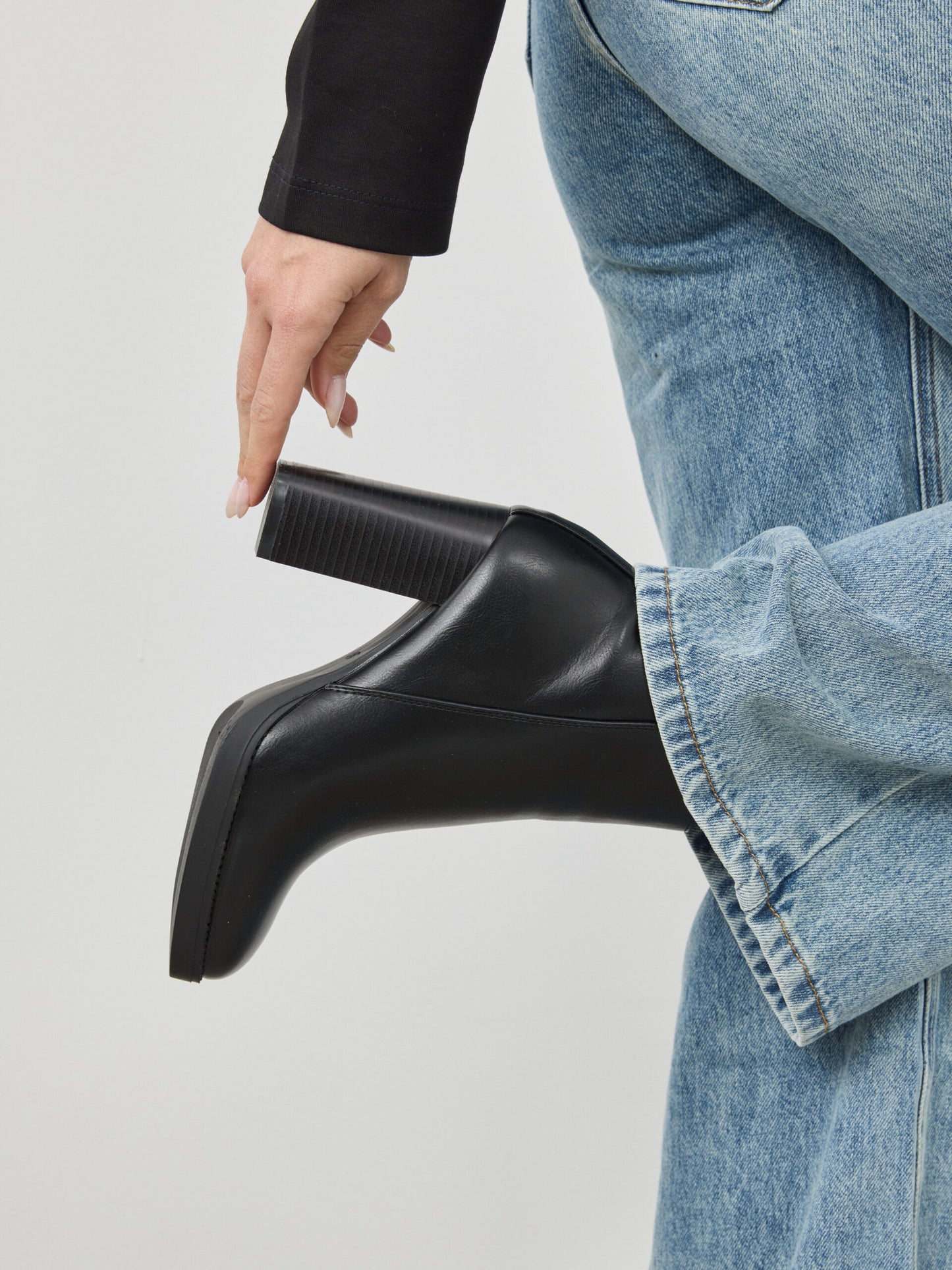 מגפוני עקב קיארה | שחור