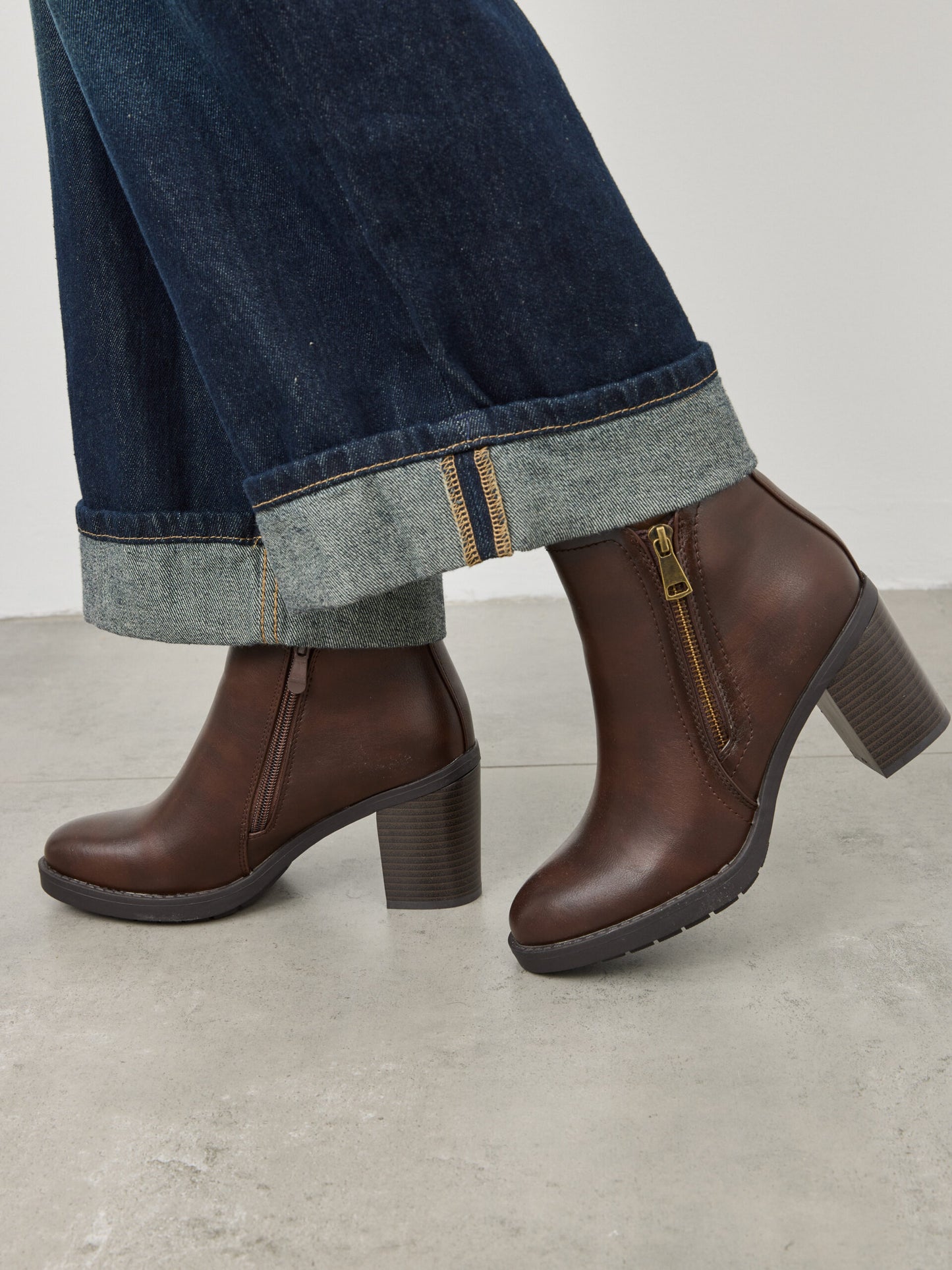 מגפוני סוליית טרקטור עקב הרפר I חום