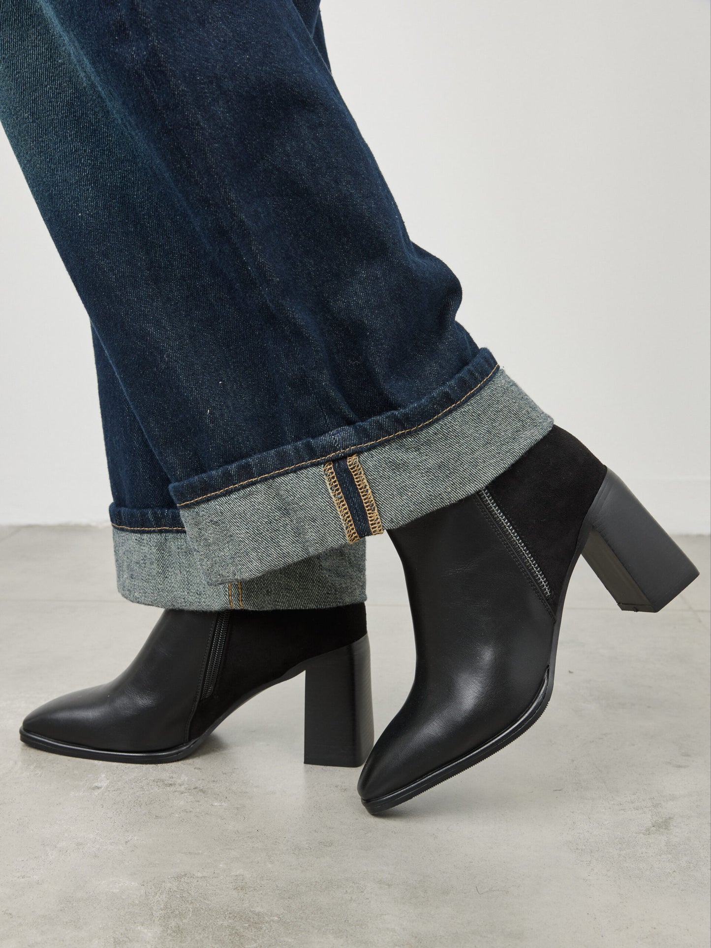 מגפוני עקב דמוי זמש וולטר | שחור