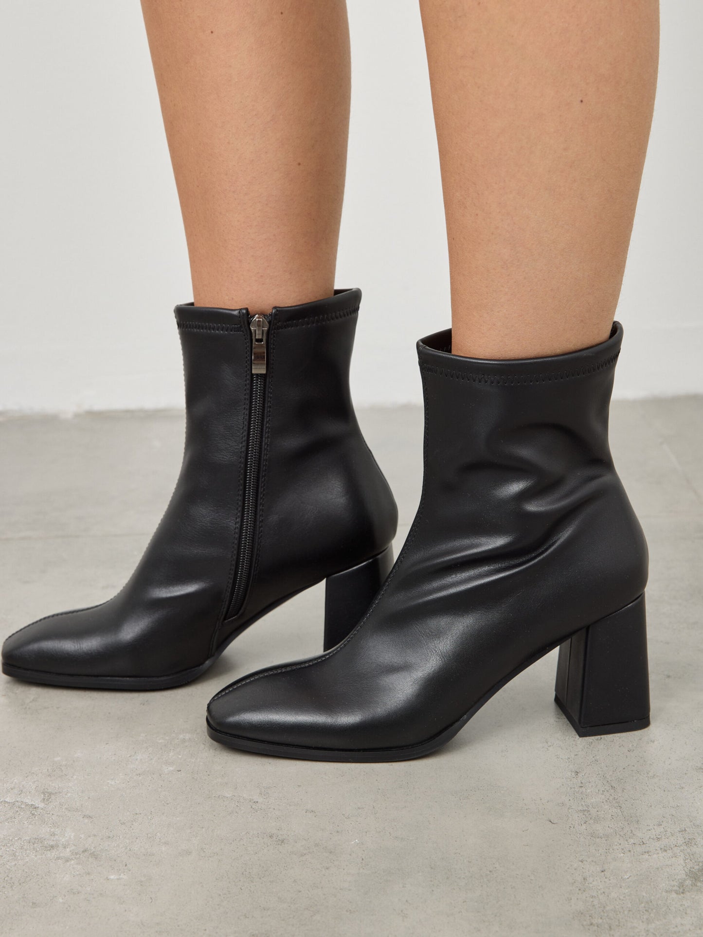 מגפוני עקב ליזי | שחור