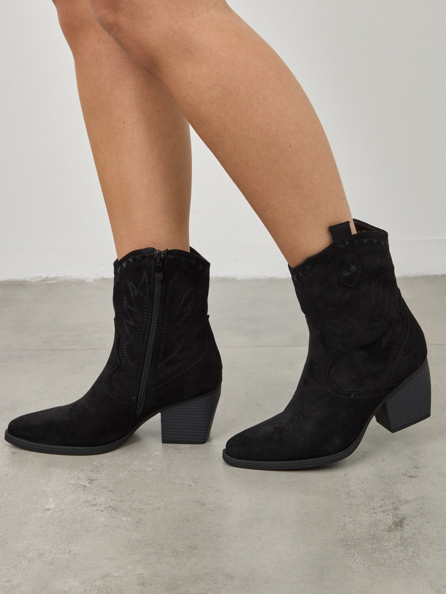 מגפוני בוקרים תיפורים תיאו | שחור