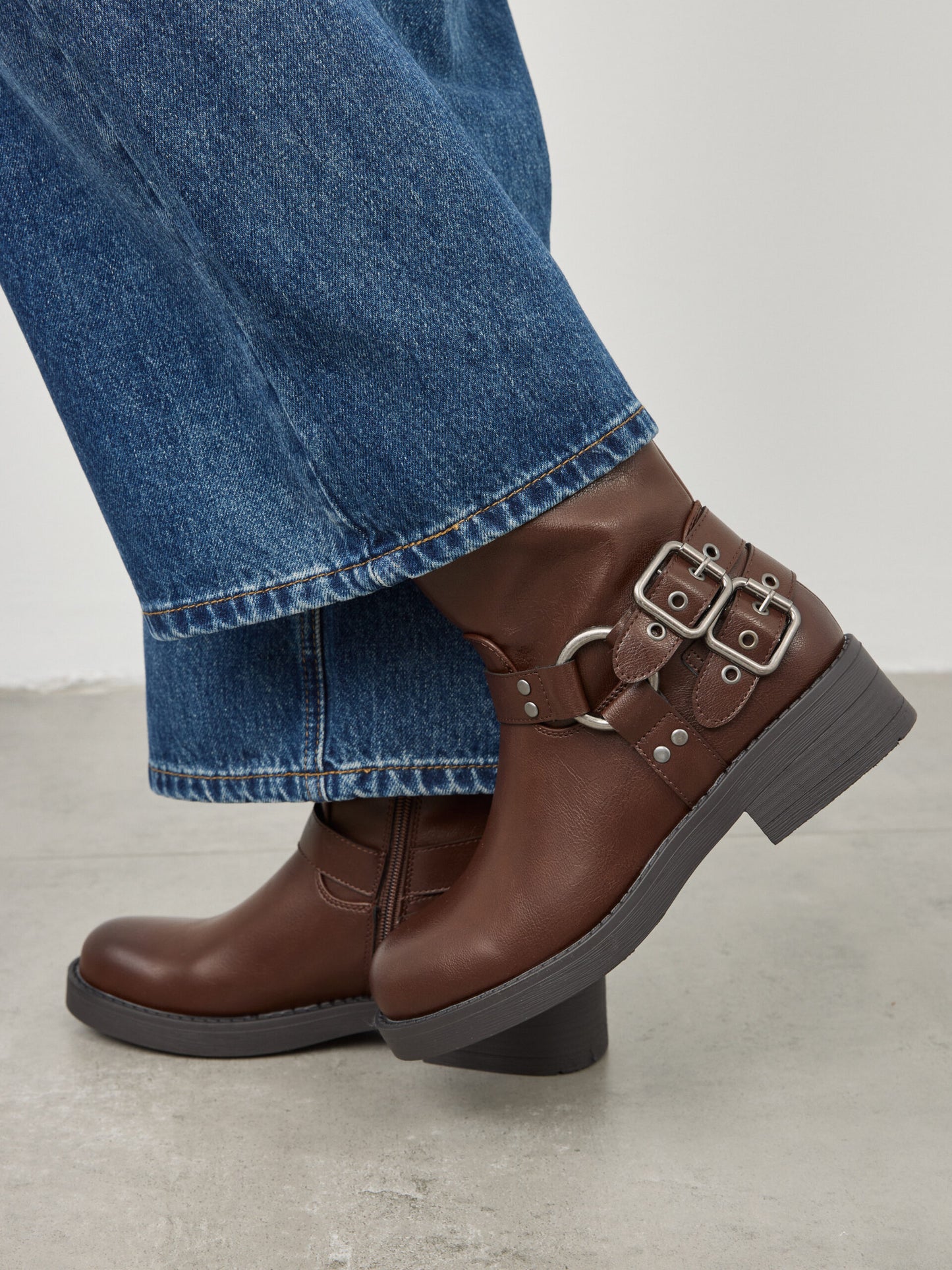 מגפי קולר אבזם בנט | חום