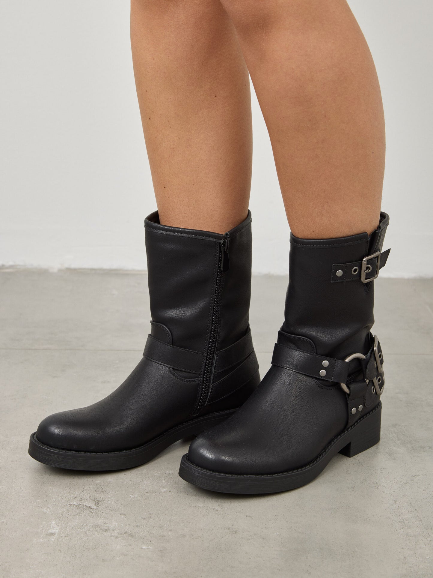 מגפי קולר אבזם בנט | שחור