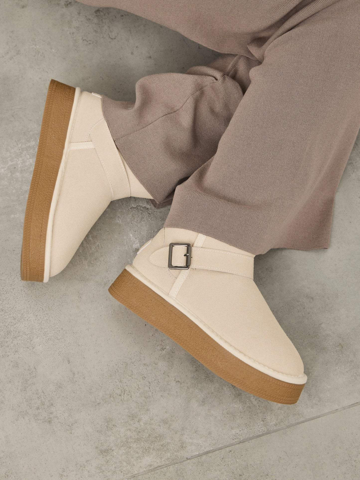 מגפוני פרווה אבזם קלאוס | בז'