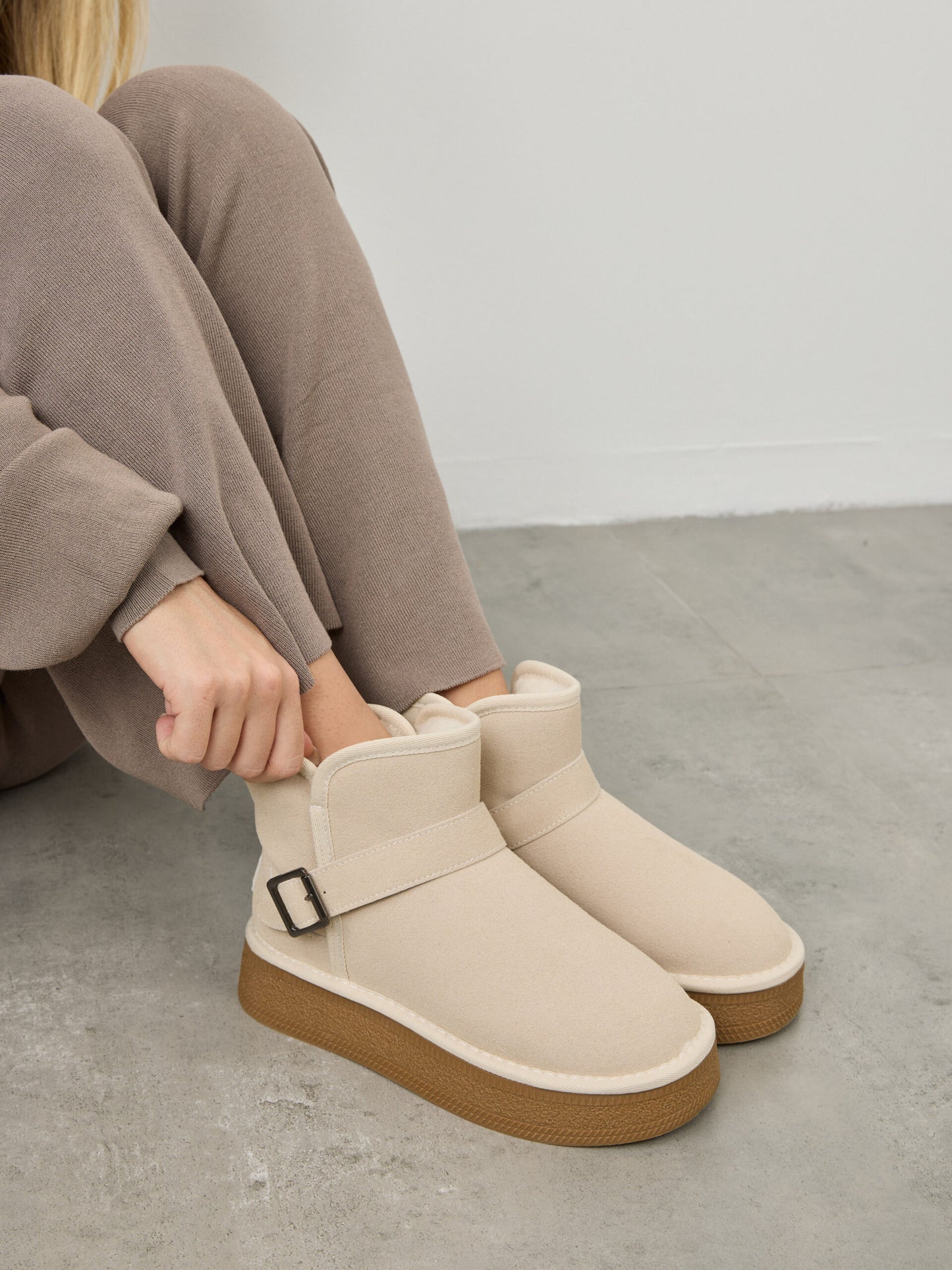 מגפוני פרווה אבזם קלאוס | בז'