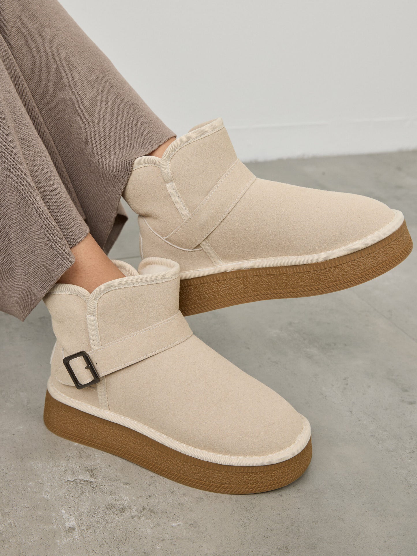 מגפוני פרווה אבזם קלאוס | בז'