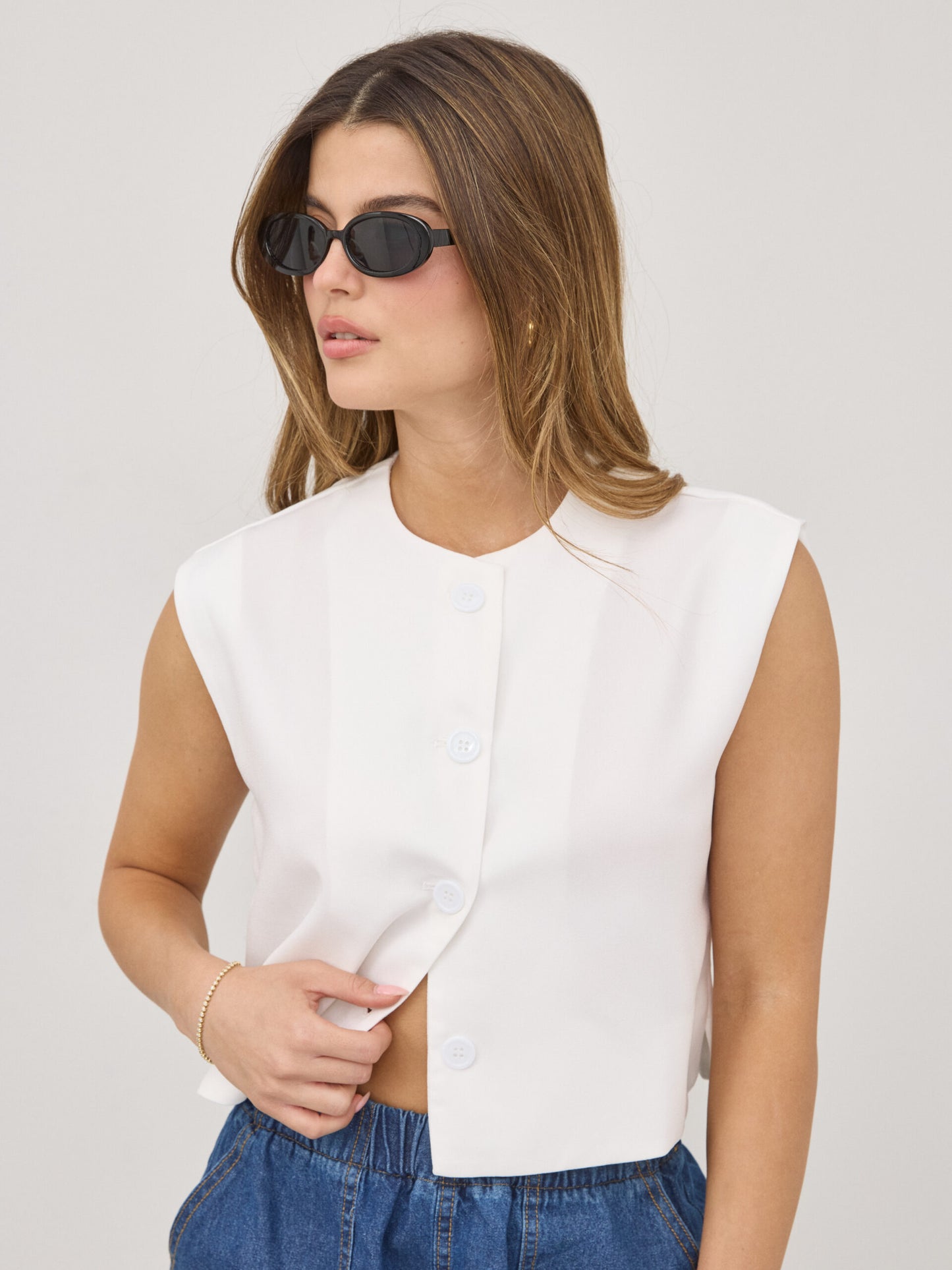 ווסט מחויט מונה | לבן