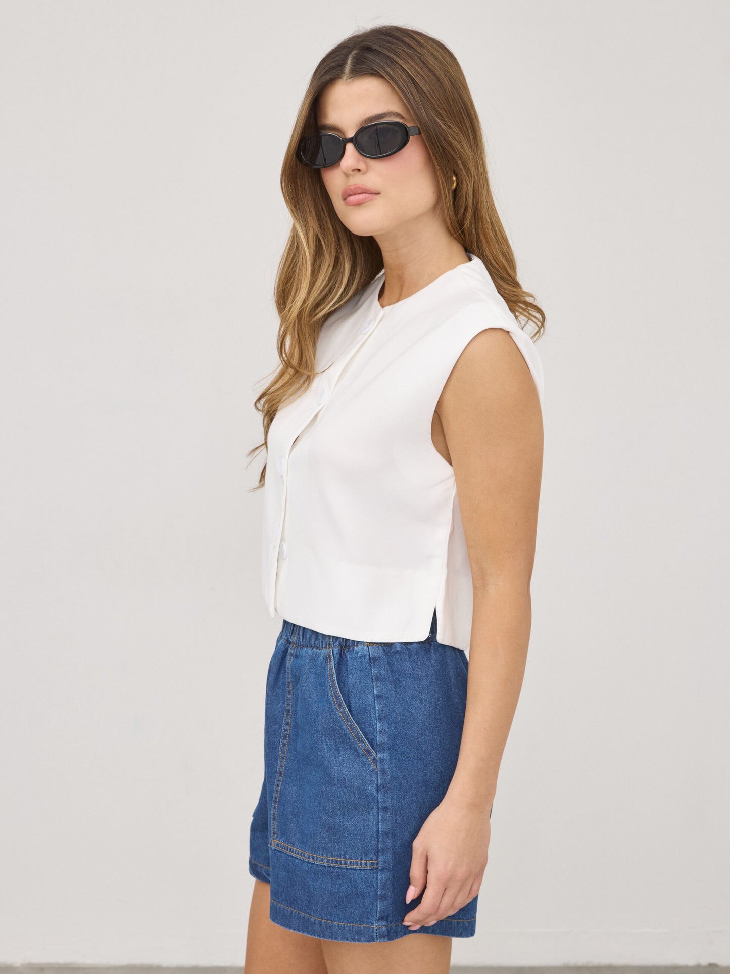 ווסט מחויט מונה | לבן