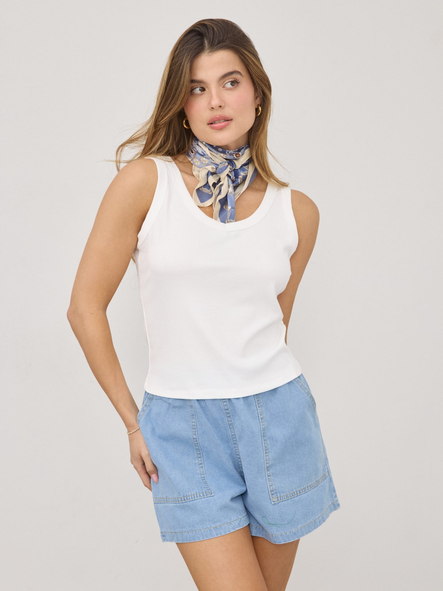 גופיית בייסיק טראוויס | לבן