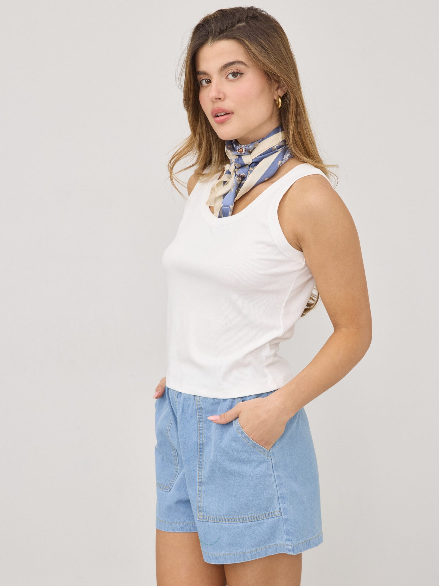 גופיית בייסיק טראוויס | לבן