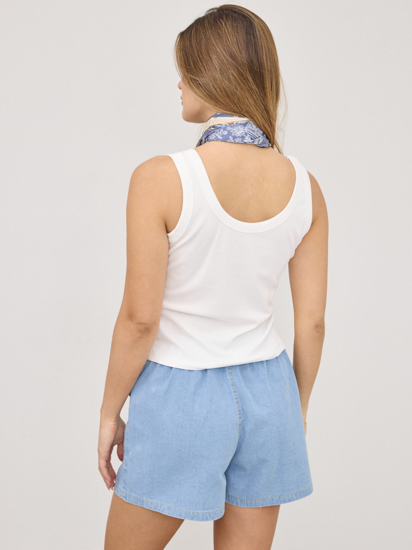 גופיית בייסיק טראוויס | לבן