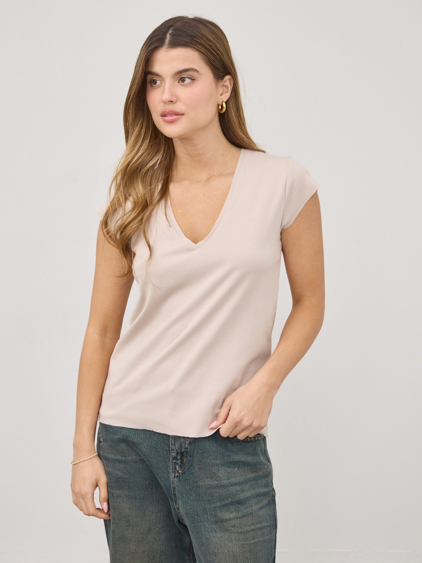 טישירט בייסיק וי פפר | בז'