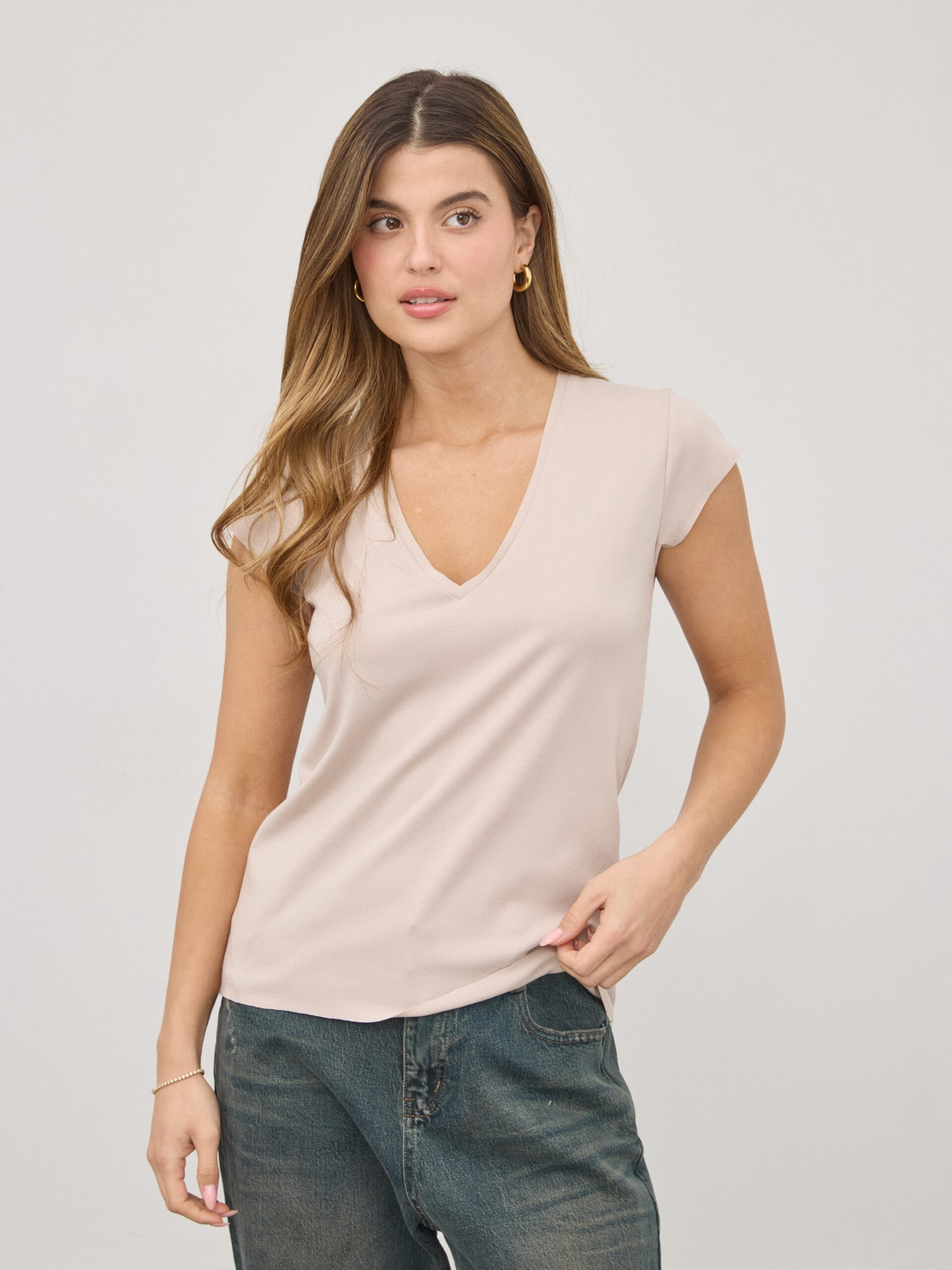 טישירט בייסיק וי פפר | בז'