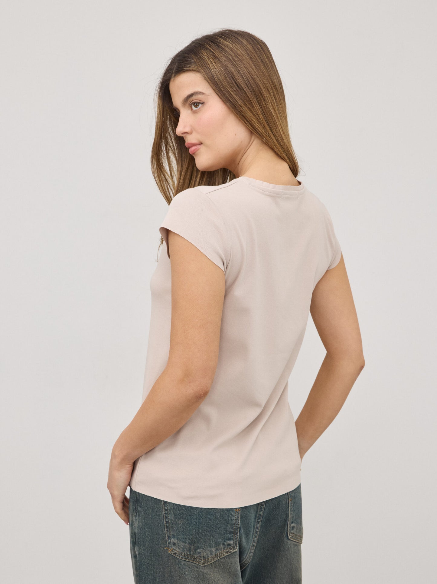 טישירט בייסיק וי פפר | בז'