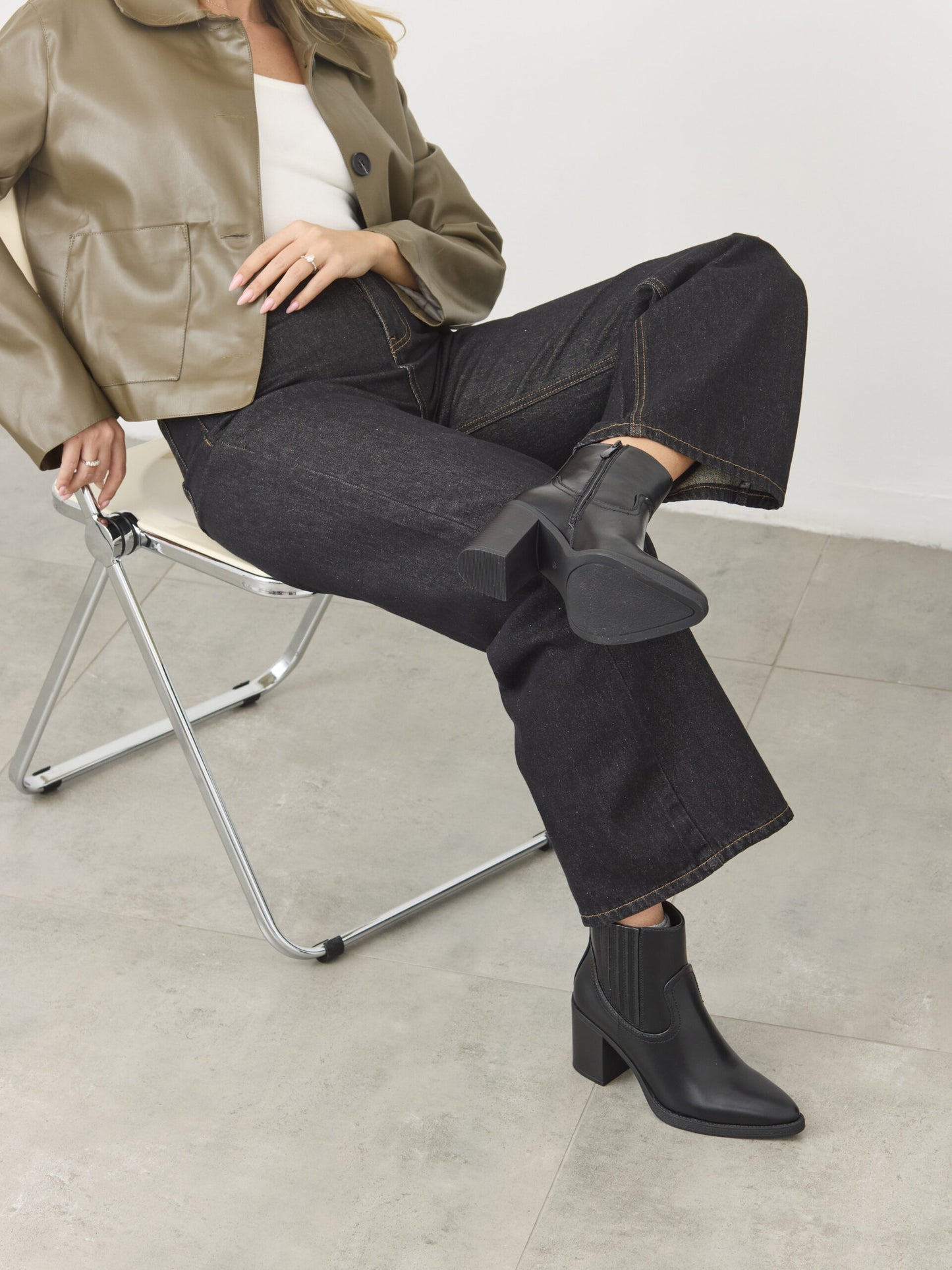 מגפוני עקב שפיץ קארל | שחור