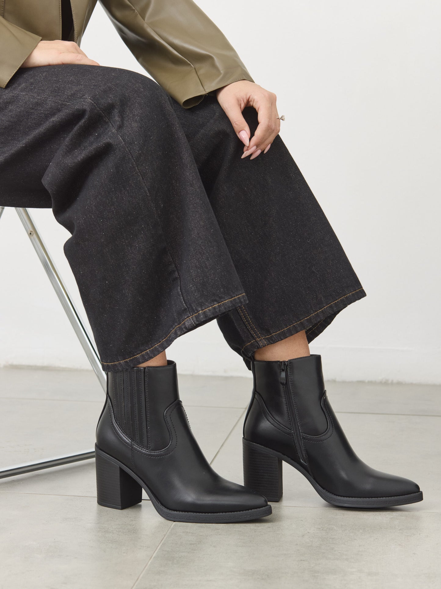 מגפוני עקב שפיץ קארל | שחור