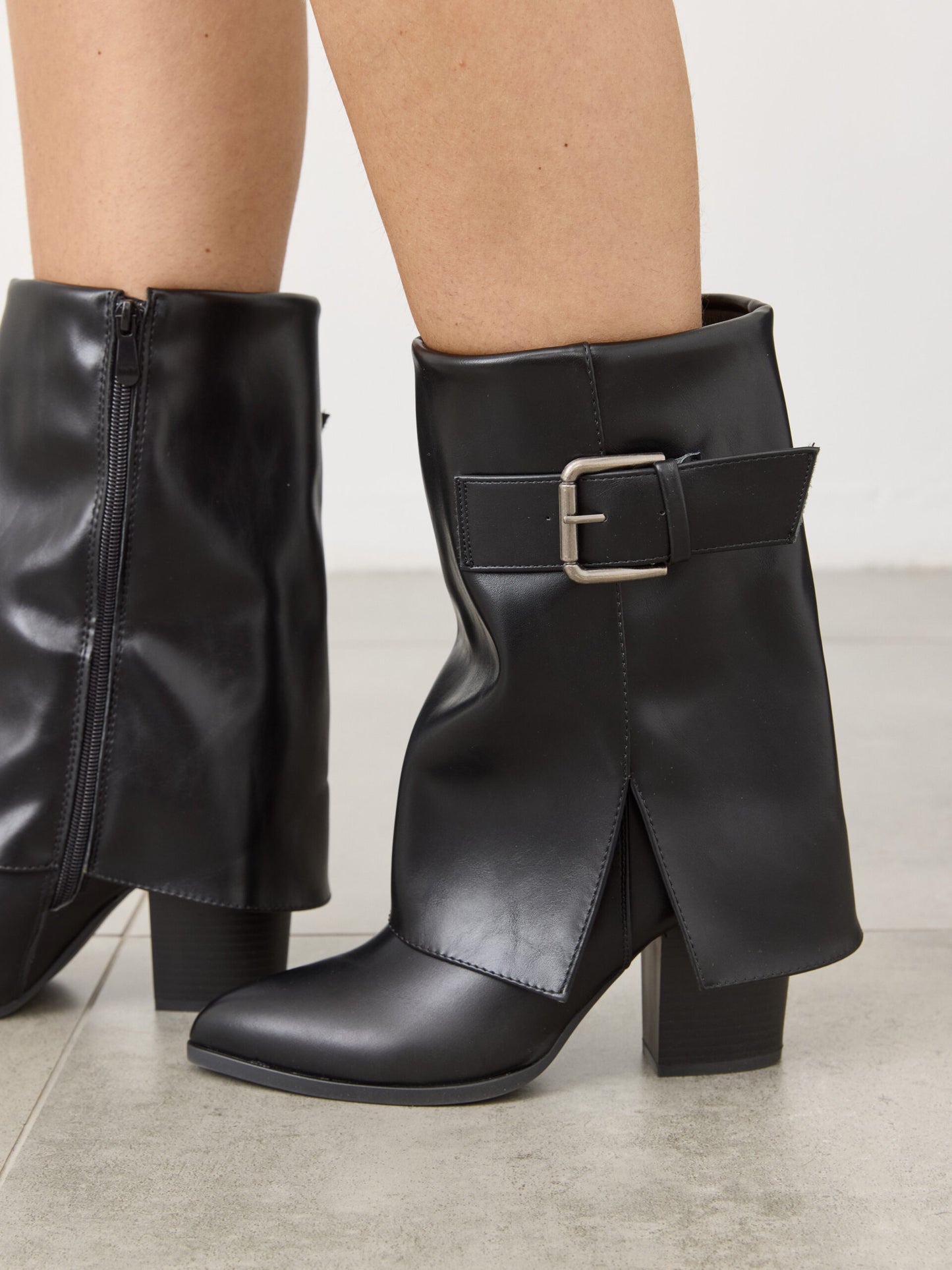 מגפי עקב אבזם מיסט | שחור