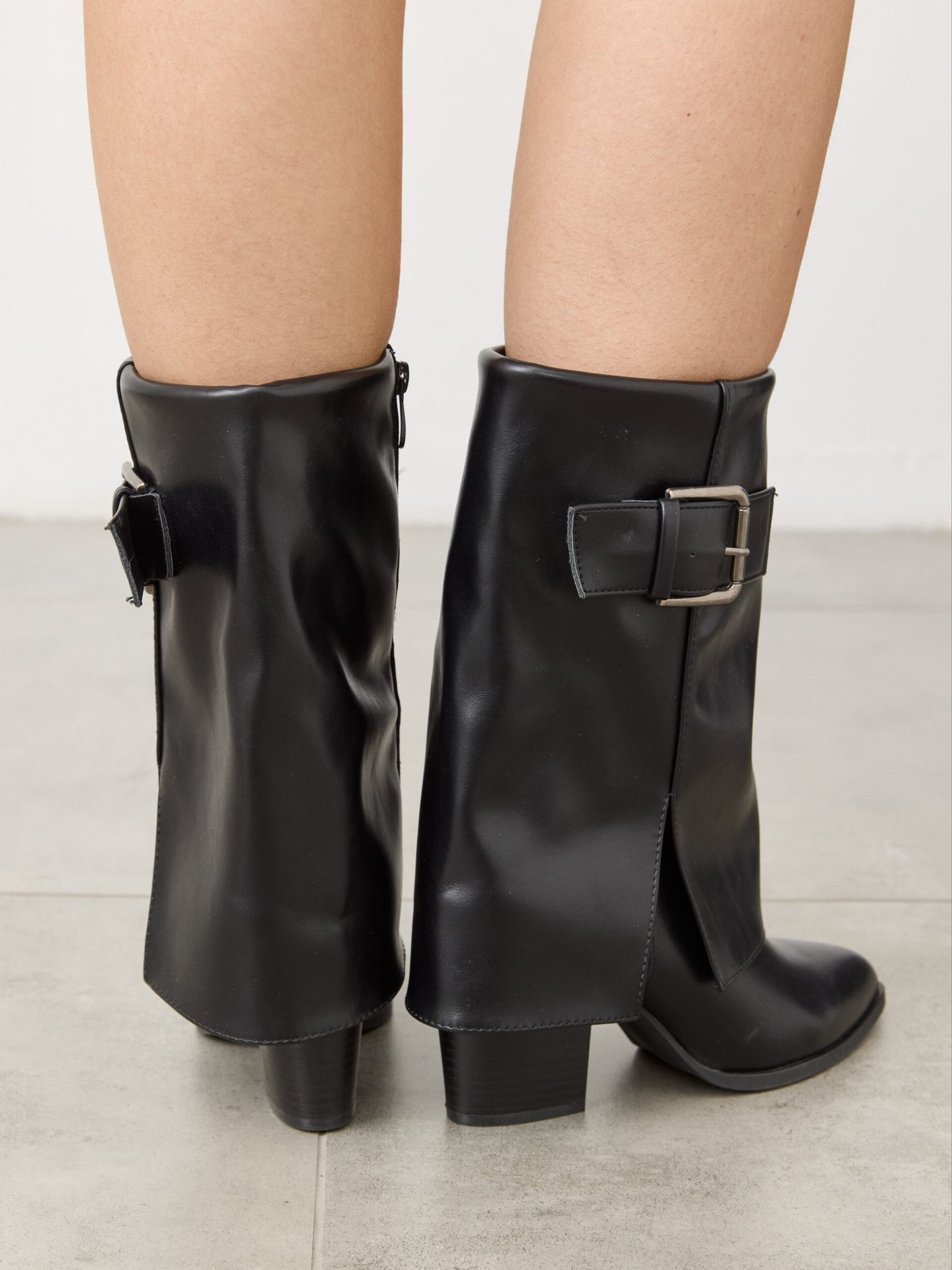 מגפי עקב אבזם מיסט | שחור