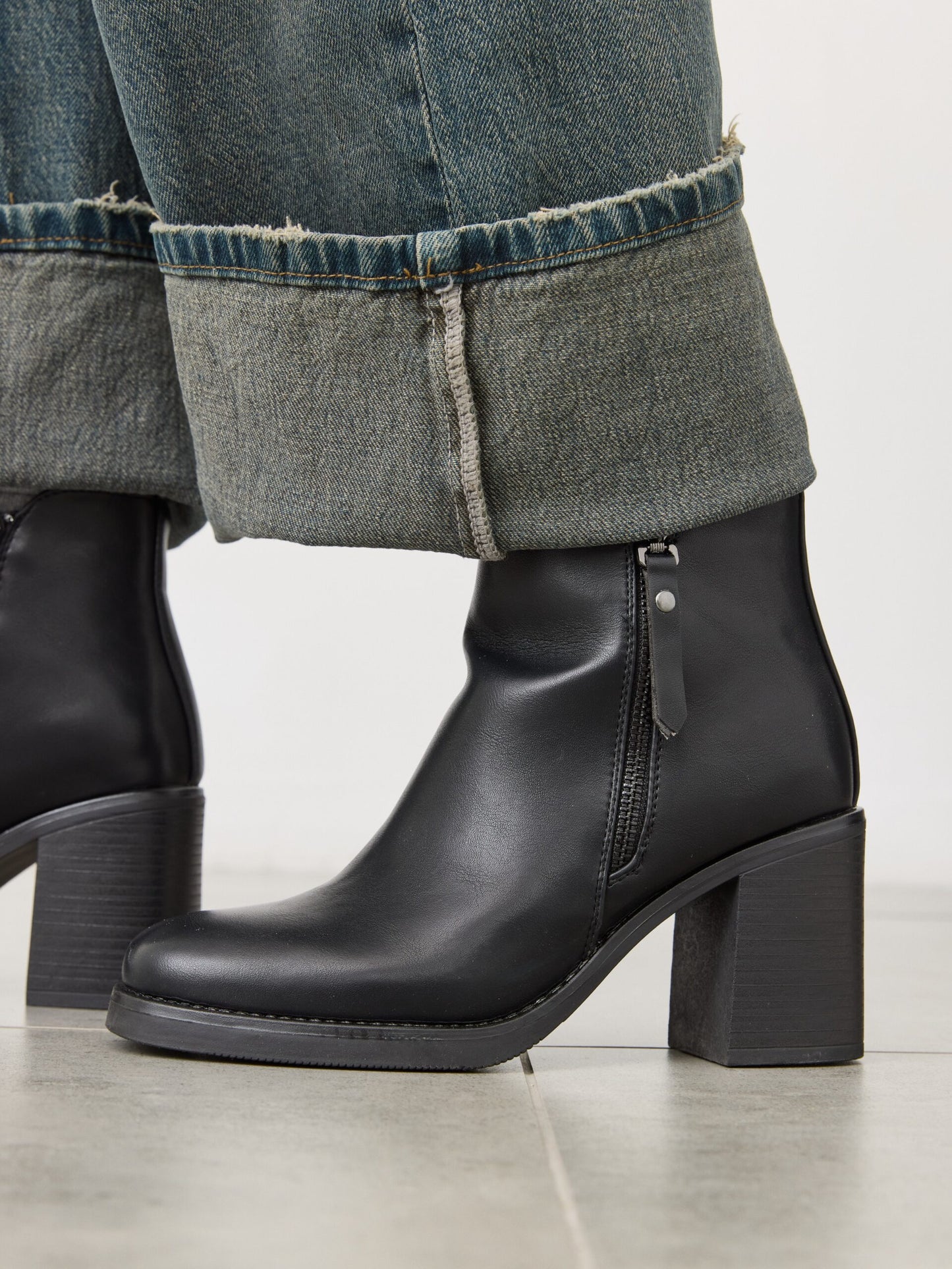 מגפוני עקב סיאל | שחור