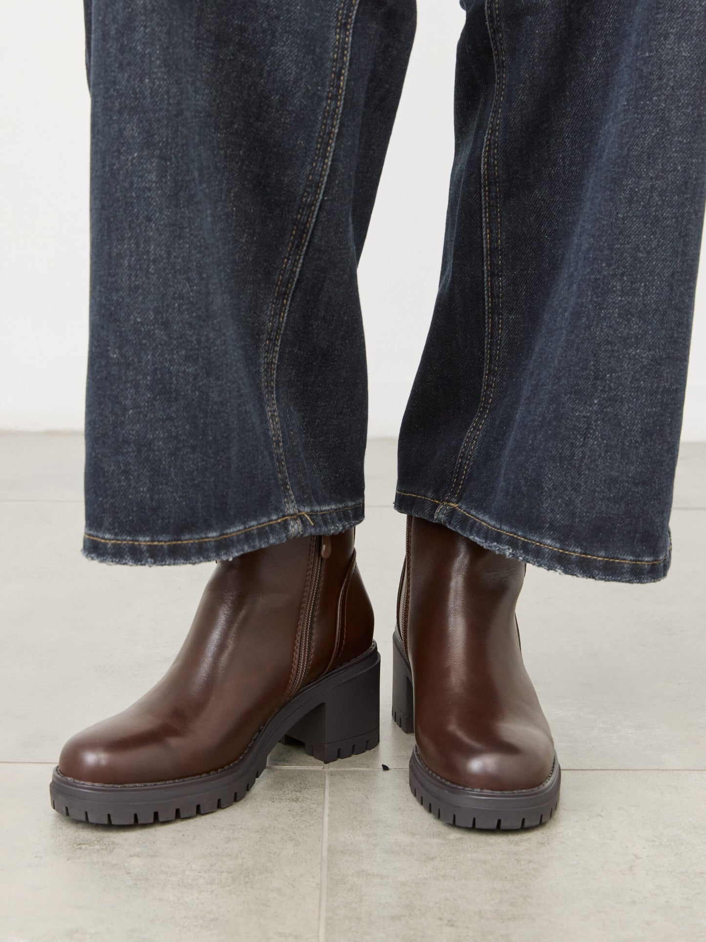 מגפוני סוליית טרקטור עקב סיינט | חום