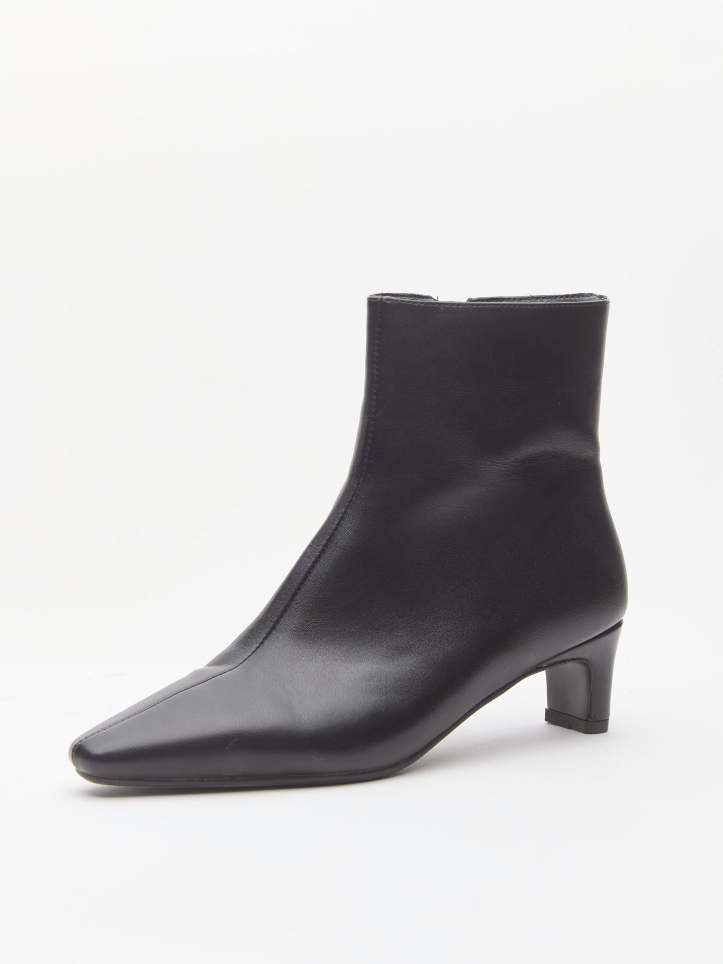 מגפוני עקב שפיץ פלר | שחור