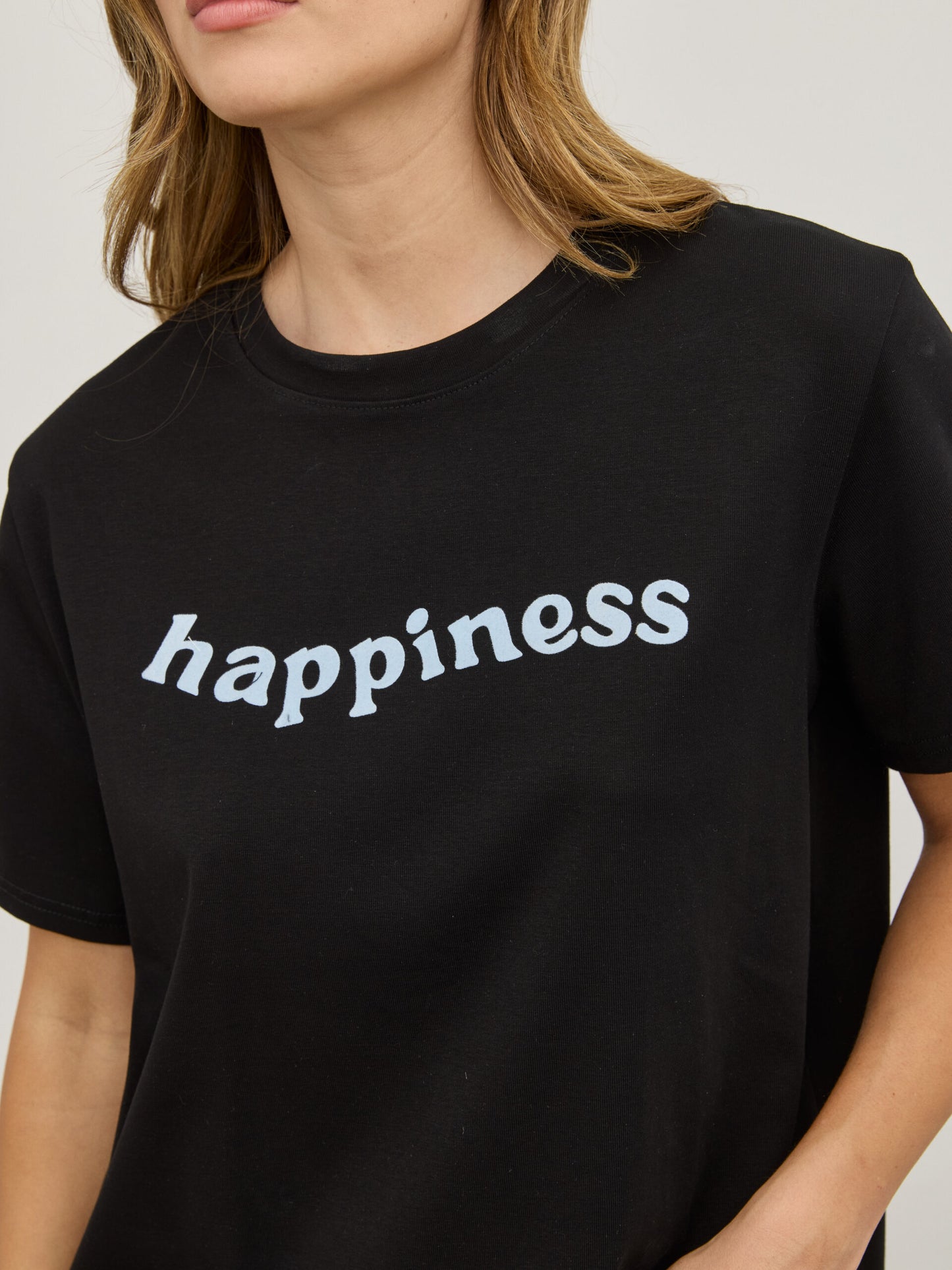 טישירט פרינט HAPPINES | שחור