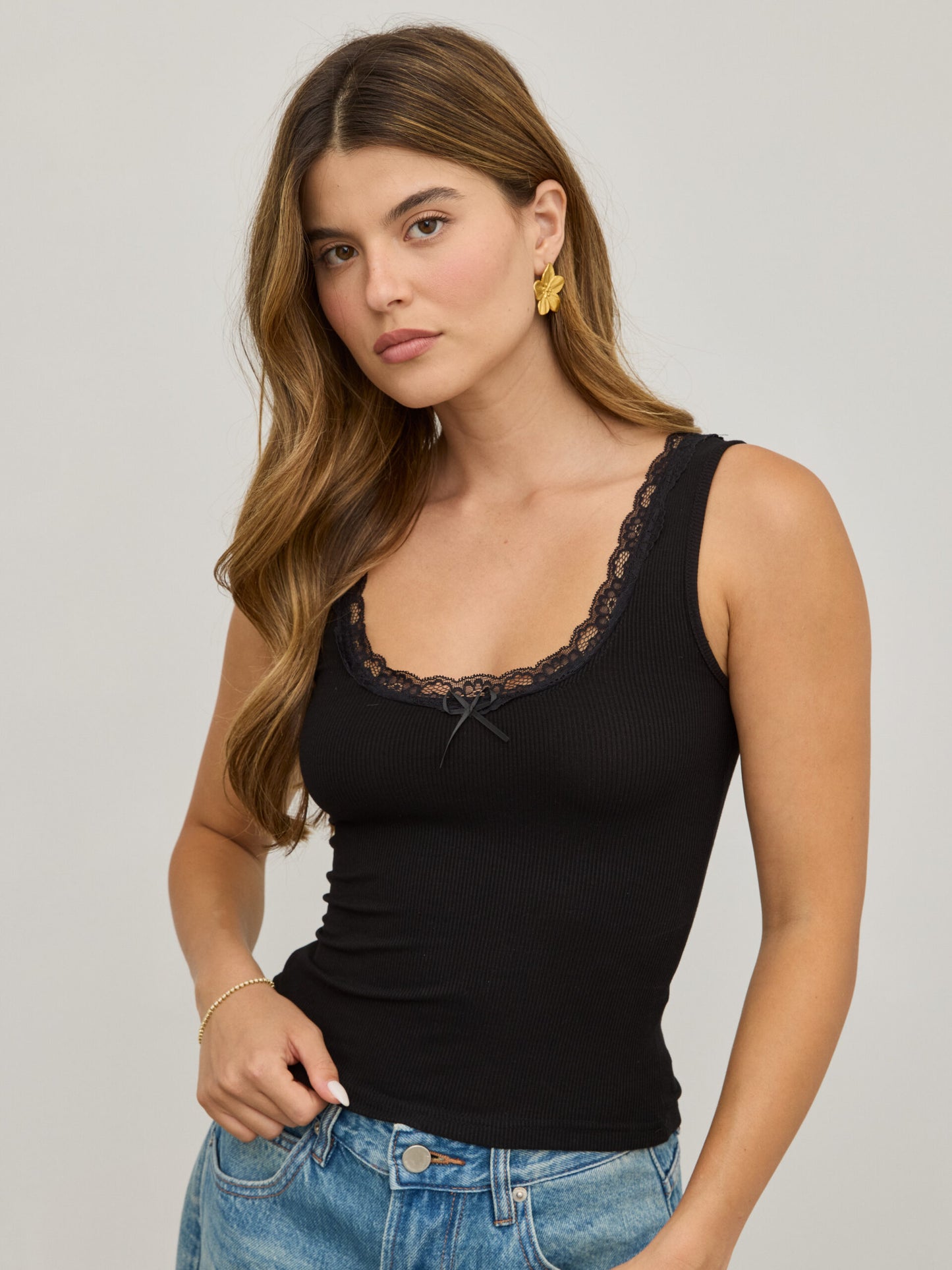 גופיית תחרה טילי | שחור