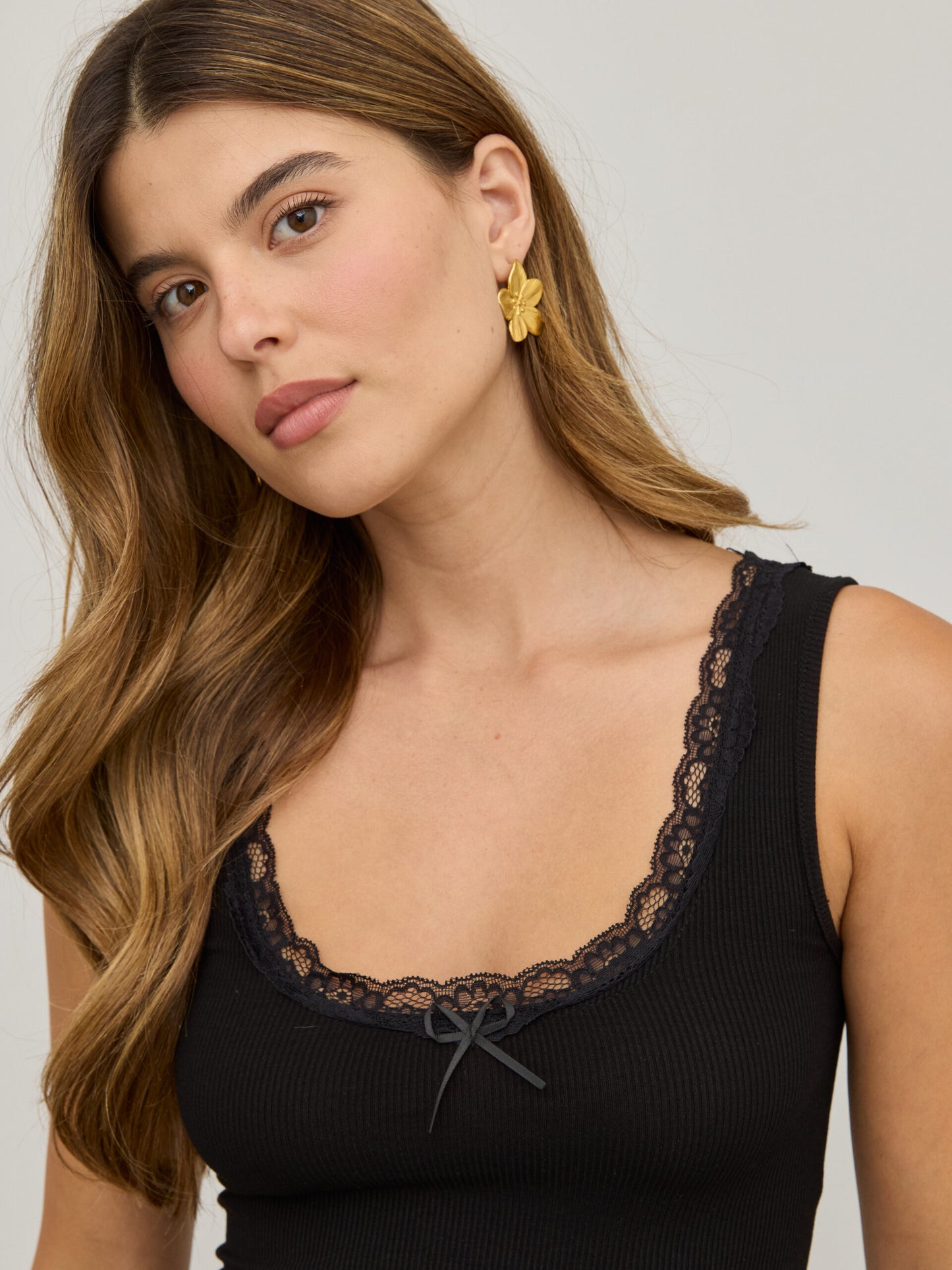 גופיית תחרה טילי | שחור