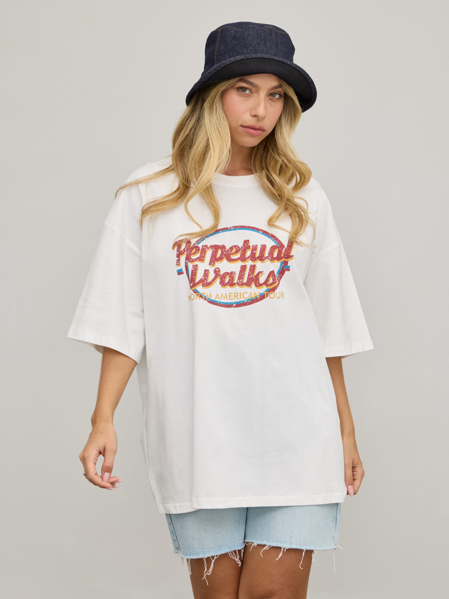 טישירט אוברסייז פרינט PERPETUAL WALKS | לבן