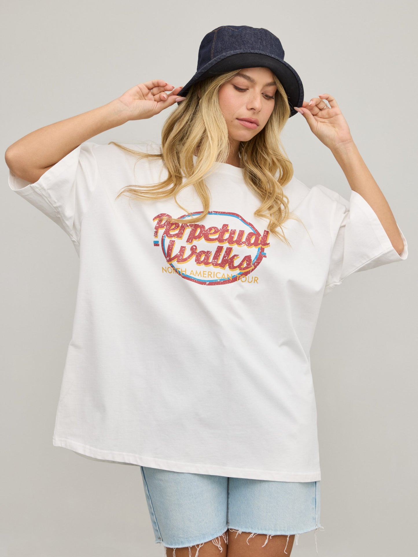 טישירט אוברסייז פרינט PERPETUAL WALKS | לבן