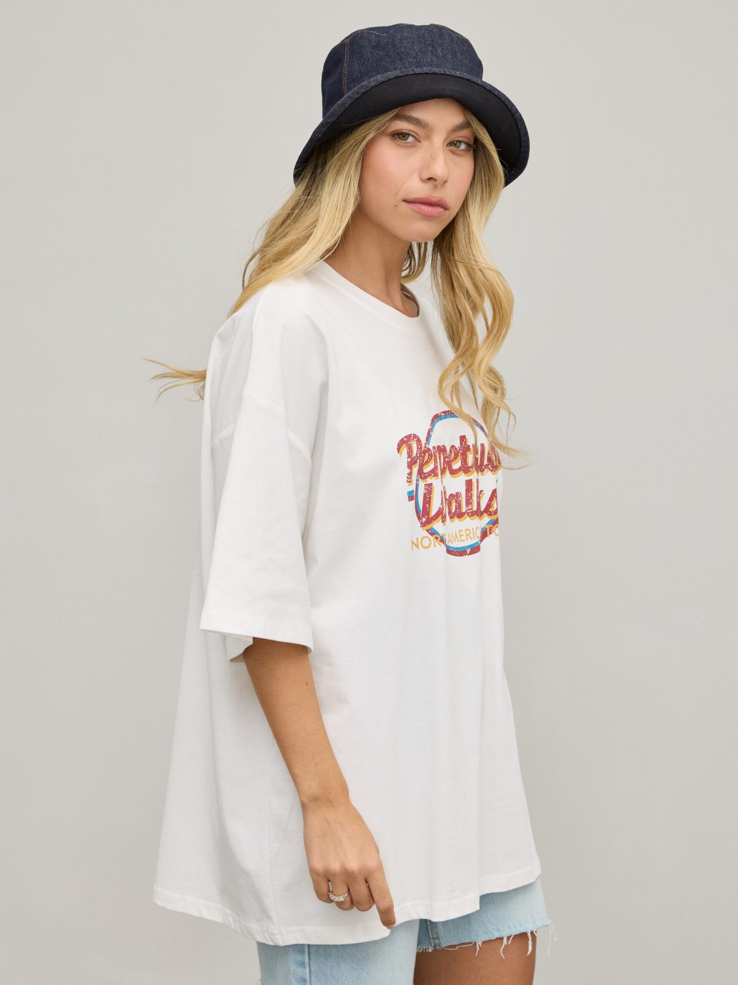 טישירט אוברסייז פרינט PERPETUAL WALKS | לבן