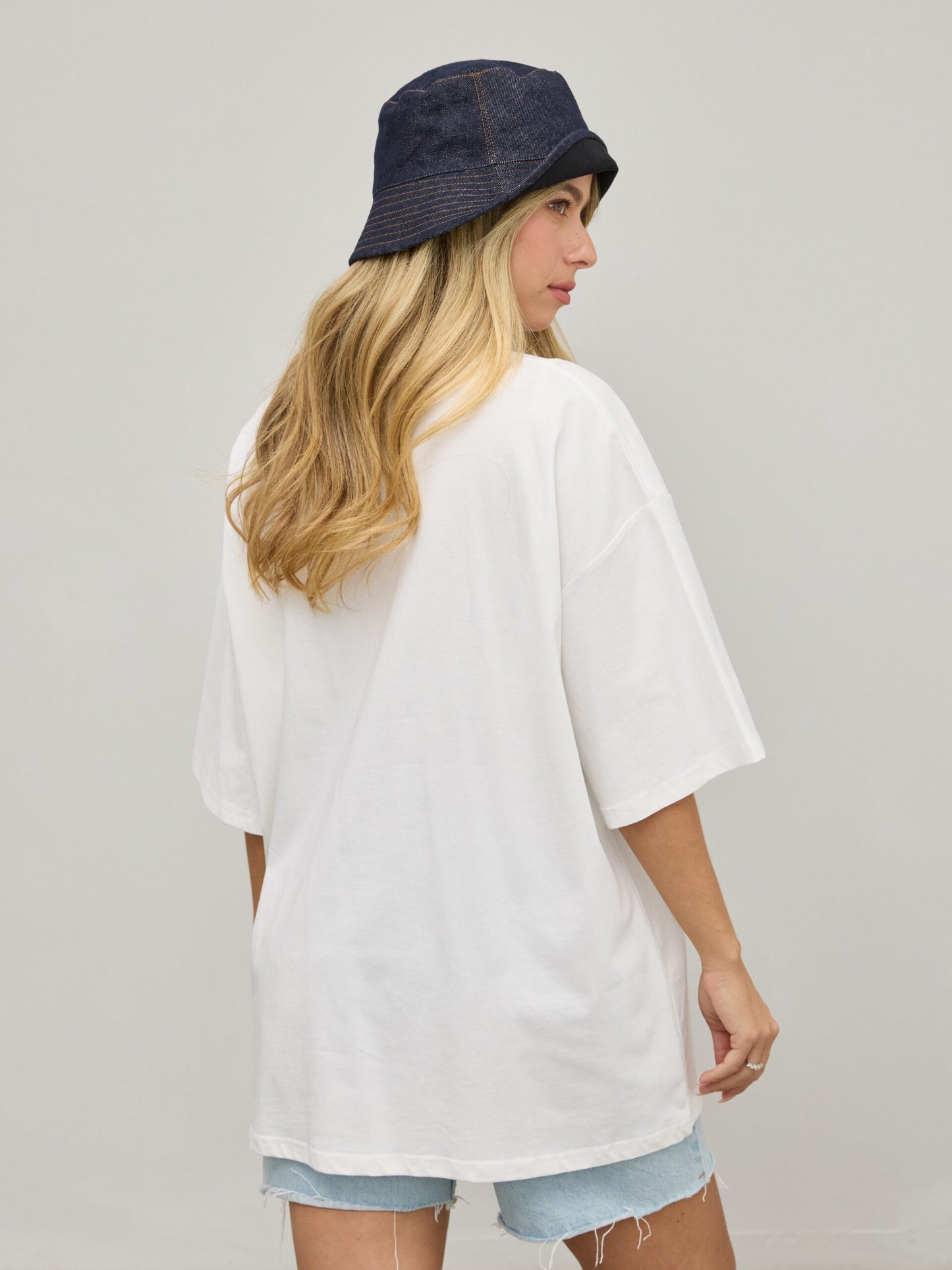 טישירט אוברסייז פרינט PERPETUAL WALKS | לבן