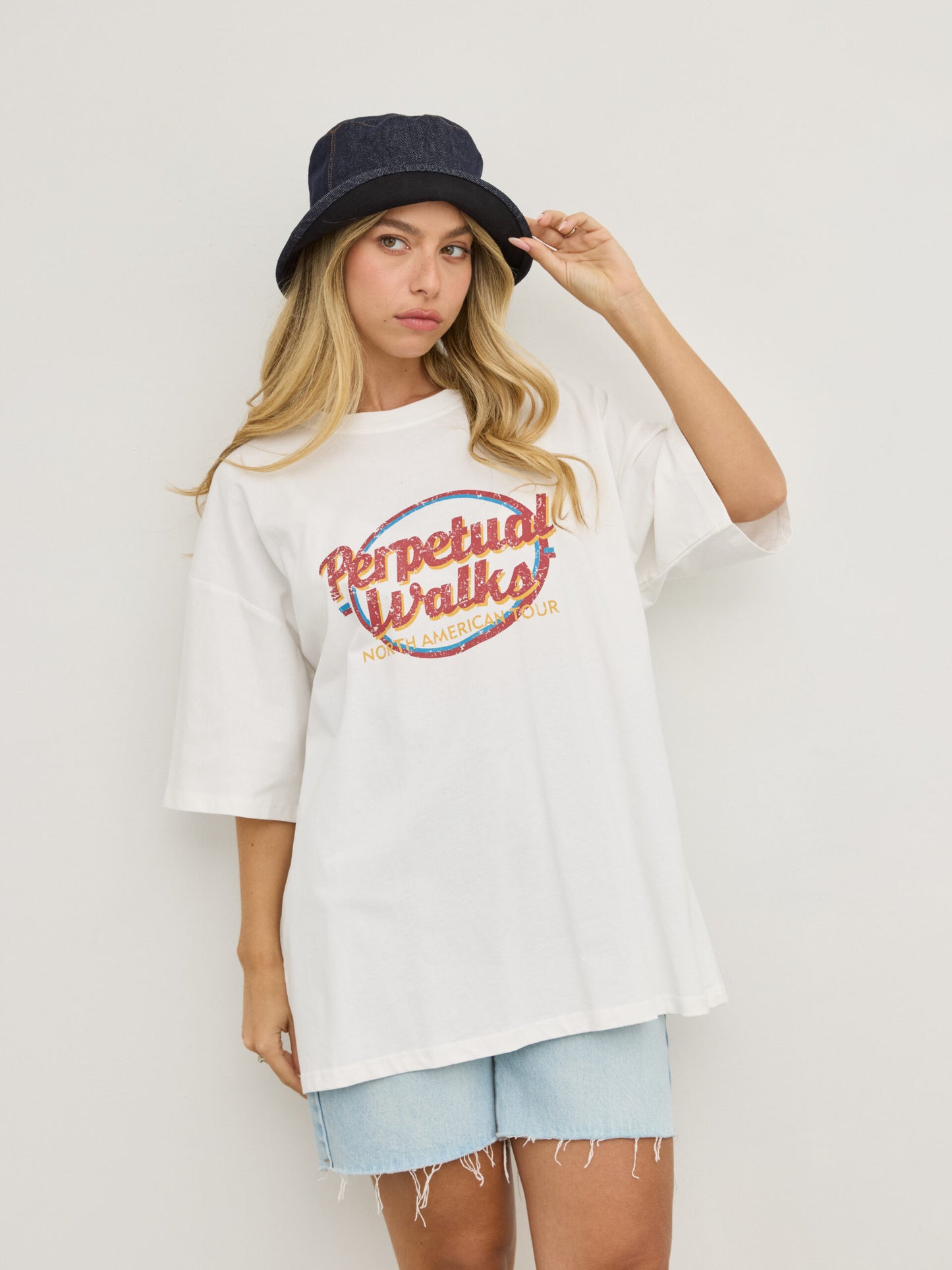 טישירט אוברסייז פרינט PERPETUAL WALKS | לבן