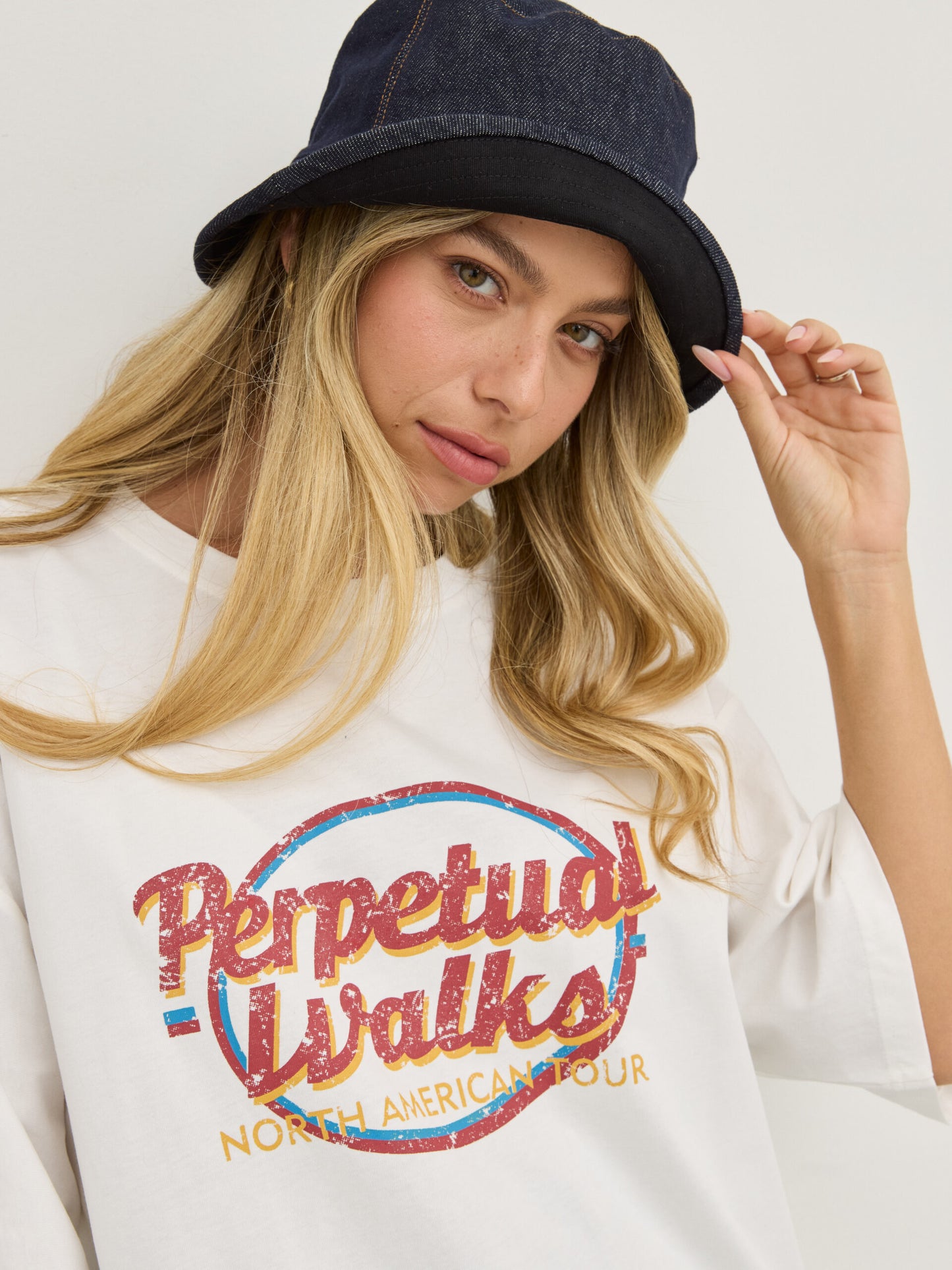 טישירט אוברסייז פרינט PERPETUAL WALKS | לבן