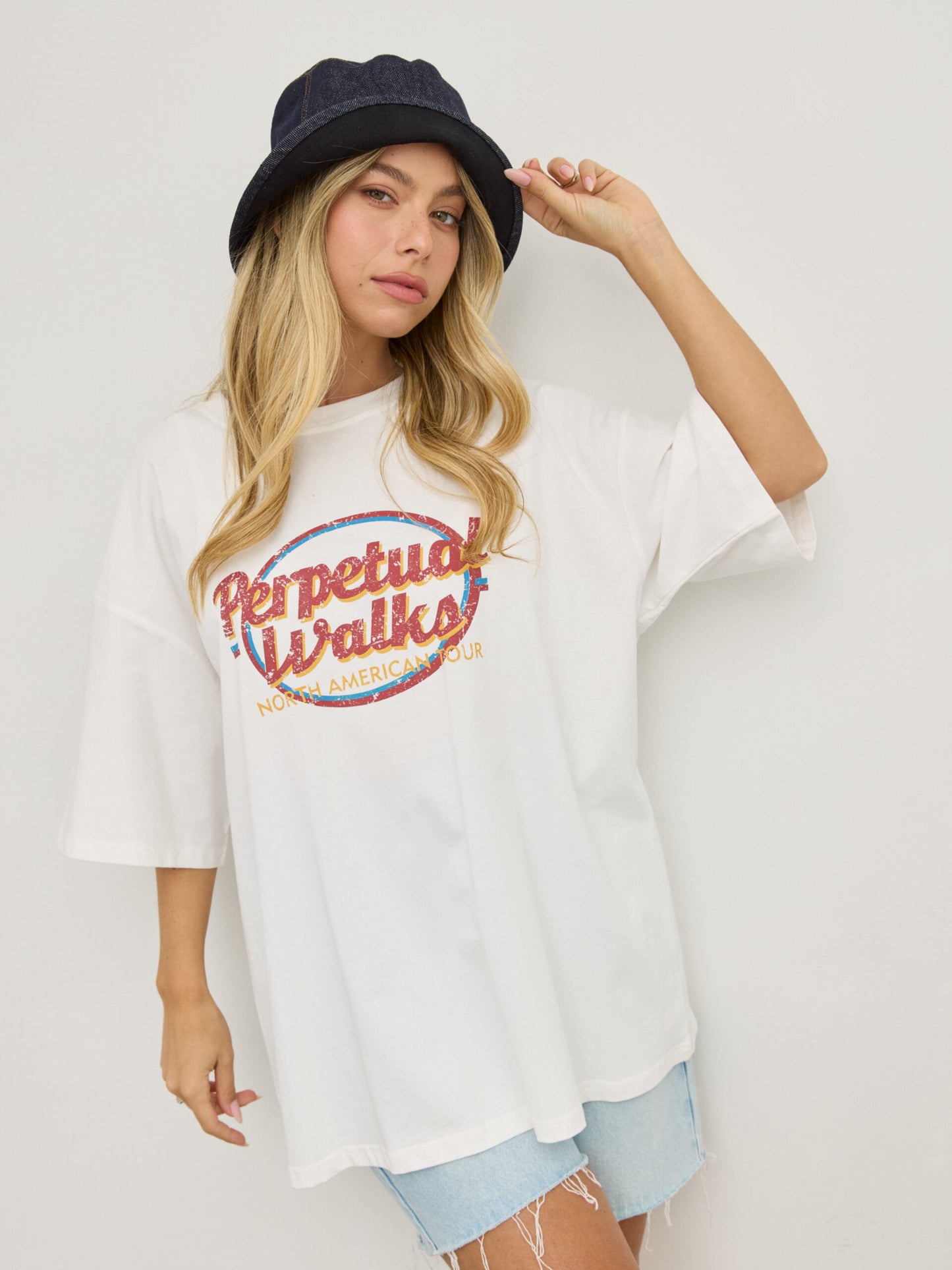 טישירט אוברסייז פרינט PERPETUAL WALKS | לבן