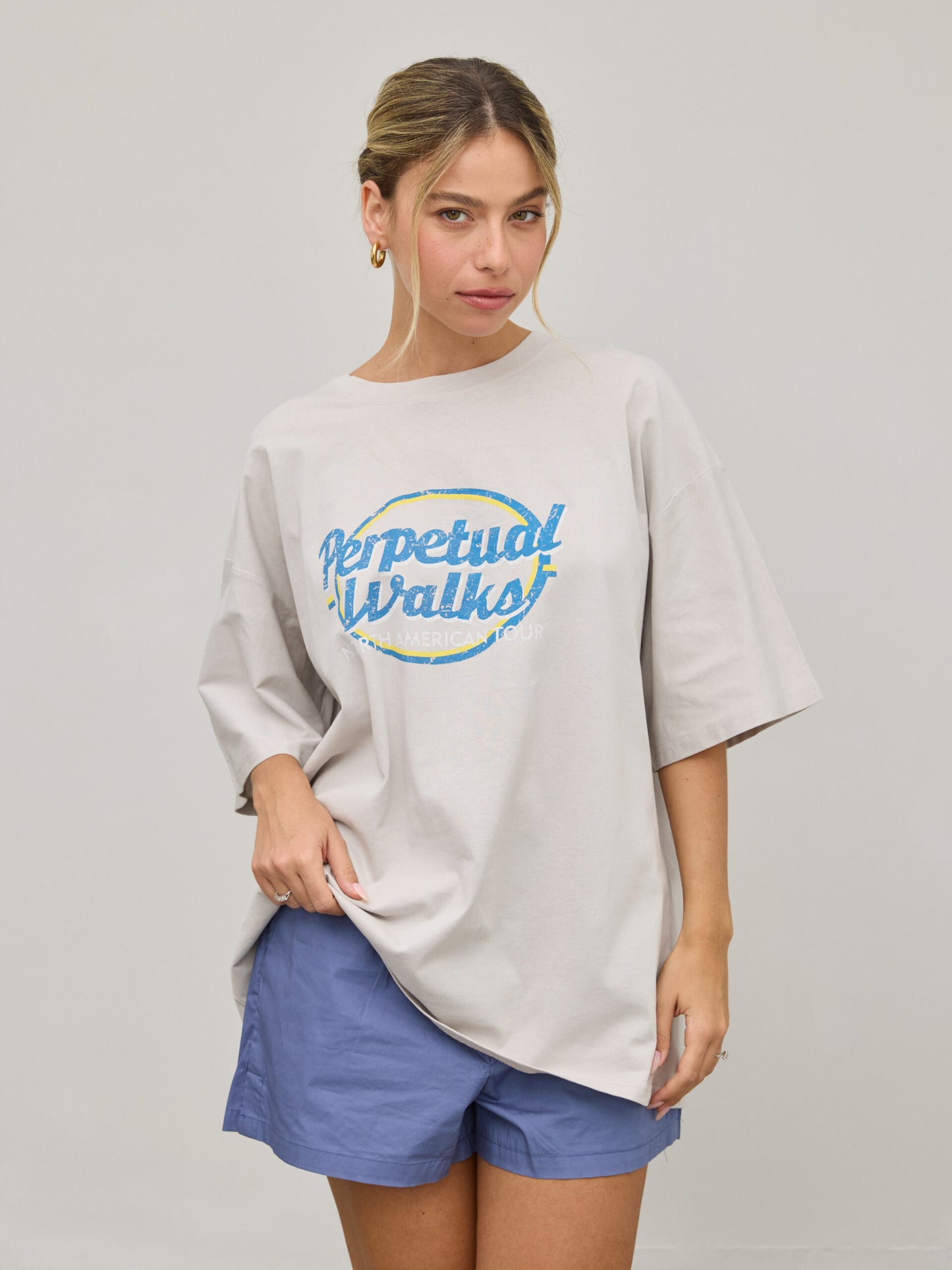 טישירט אוברסייז פרינט PERPETUAL WALKS | אפור