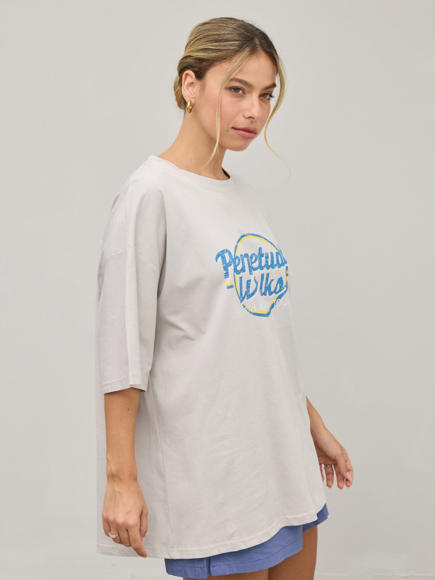 טישירט אוברסייז פרינט PERPETUAL WALKS | אפור