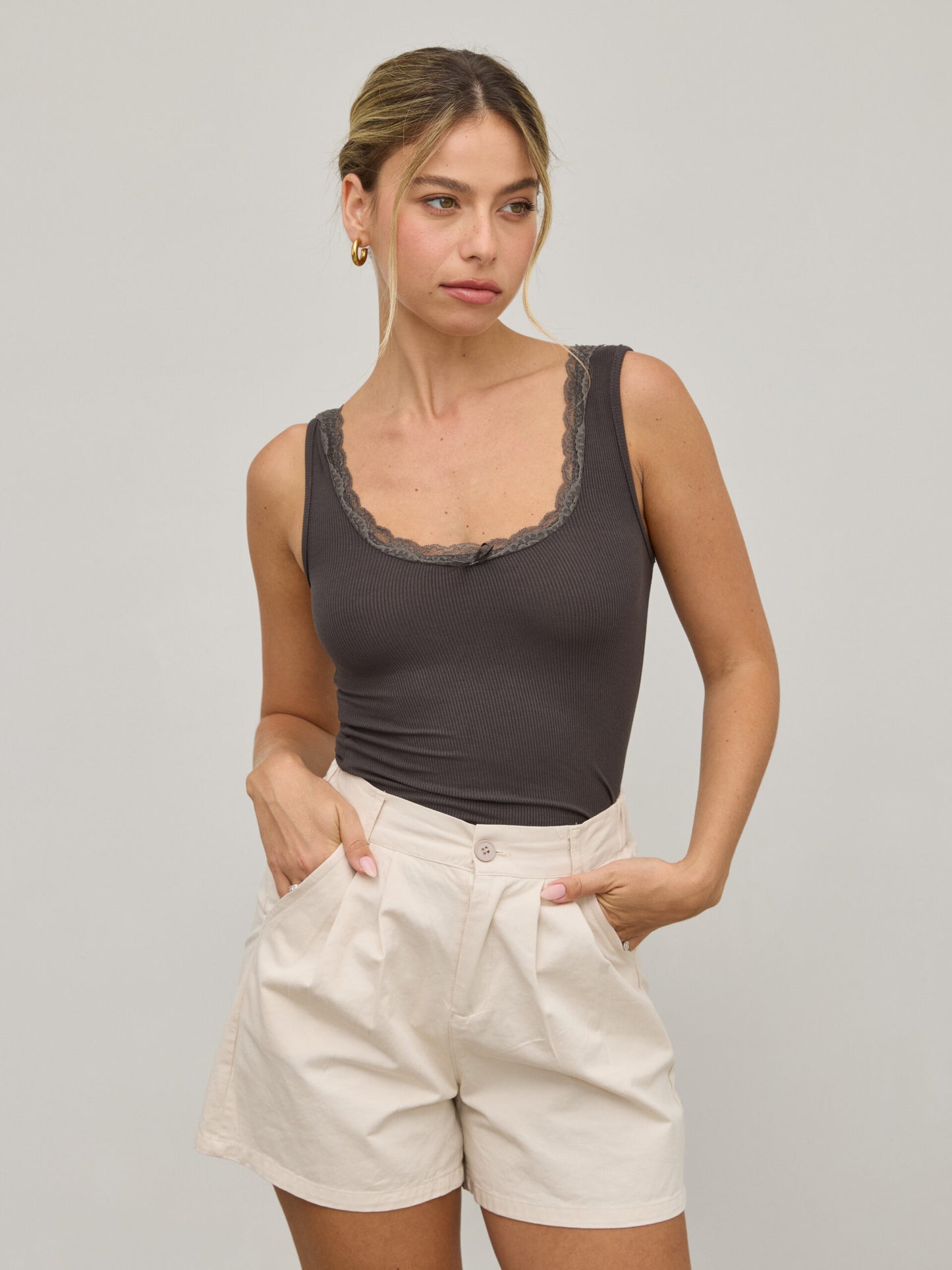 גופיית תחרה טילי | אפור כהה