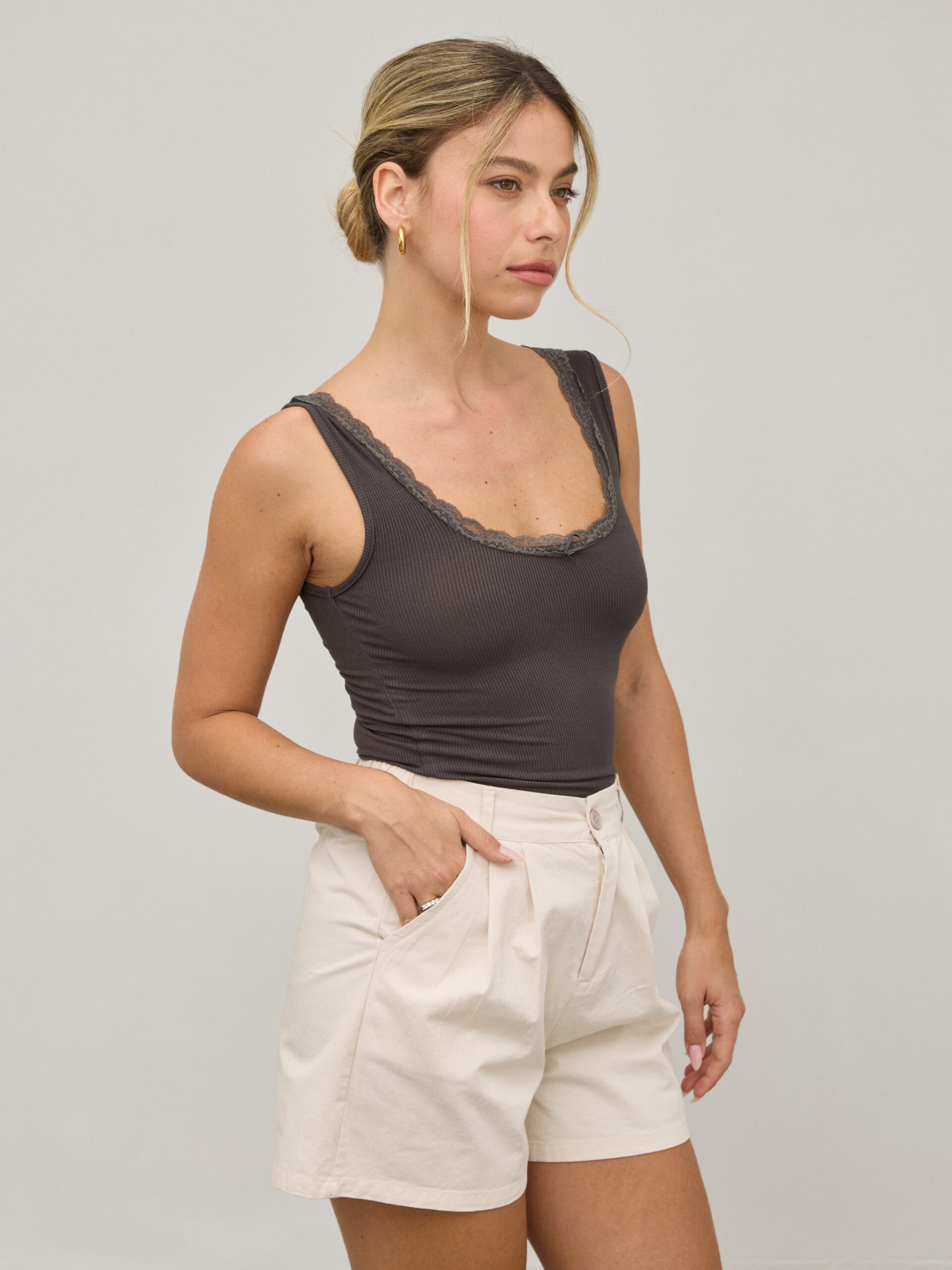 גופיית תחרה טילי | אפור כהה