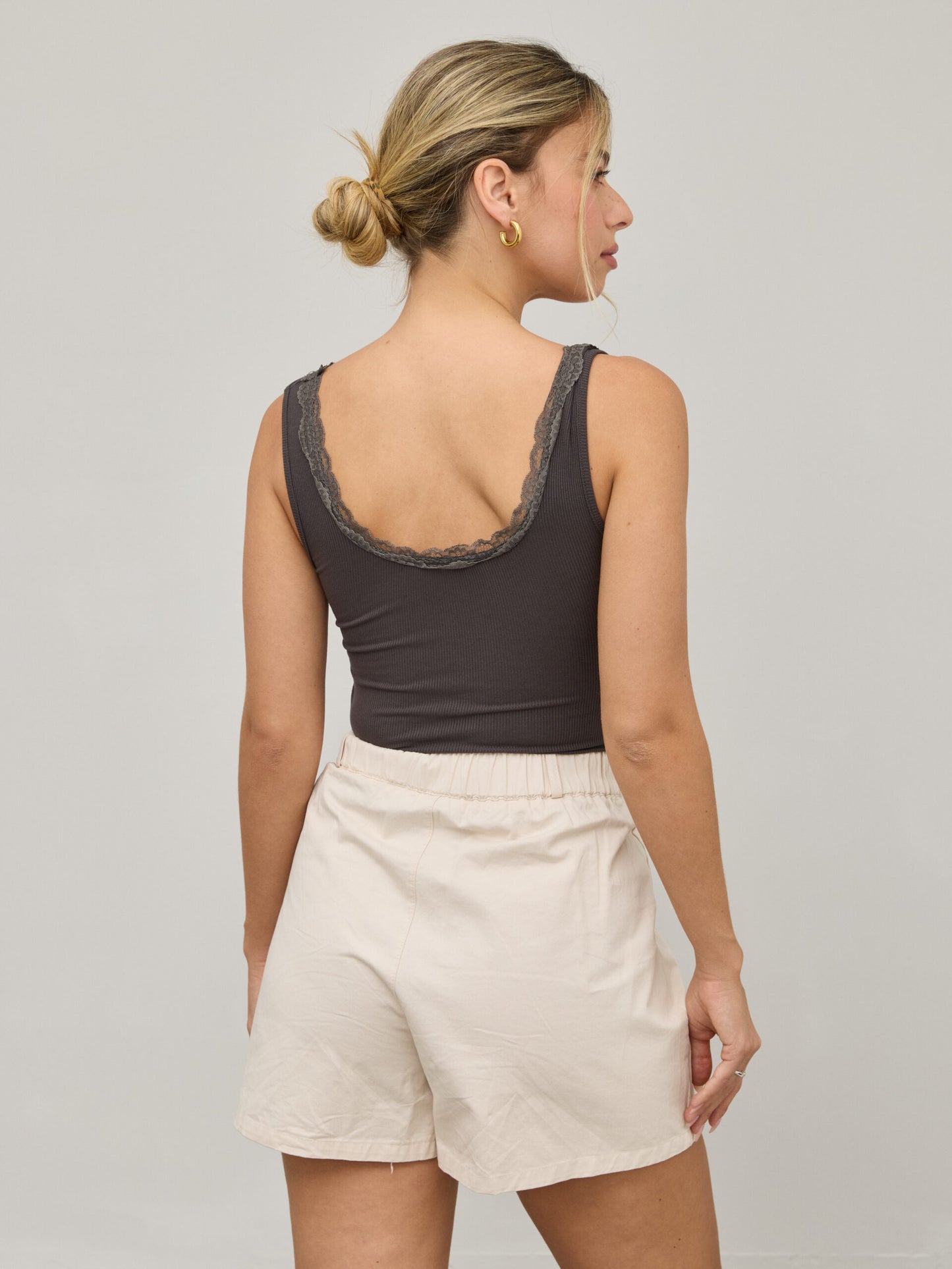 גופיית תחרה טילי | אפור כהה