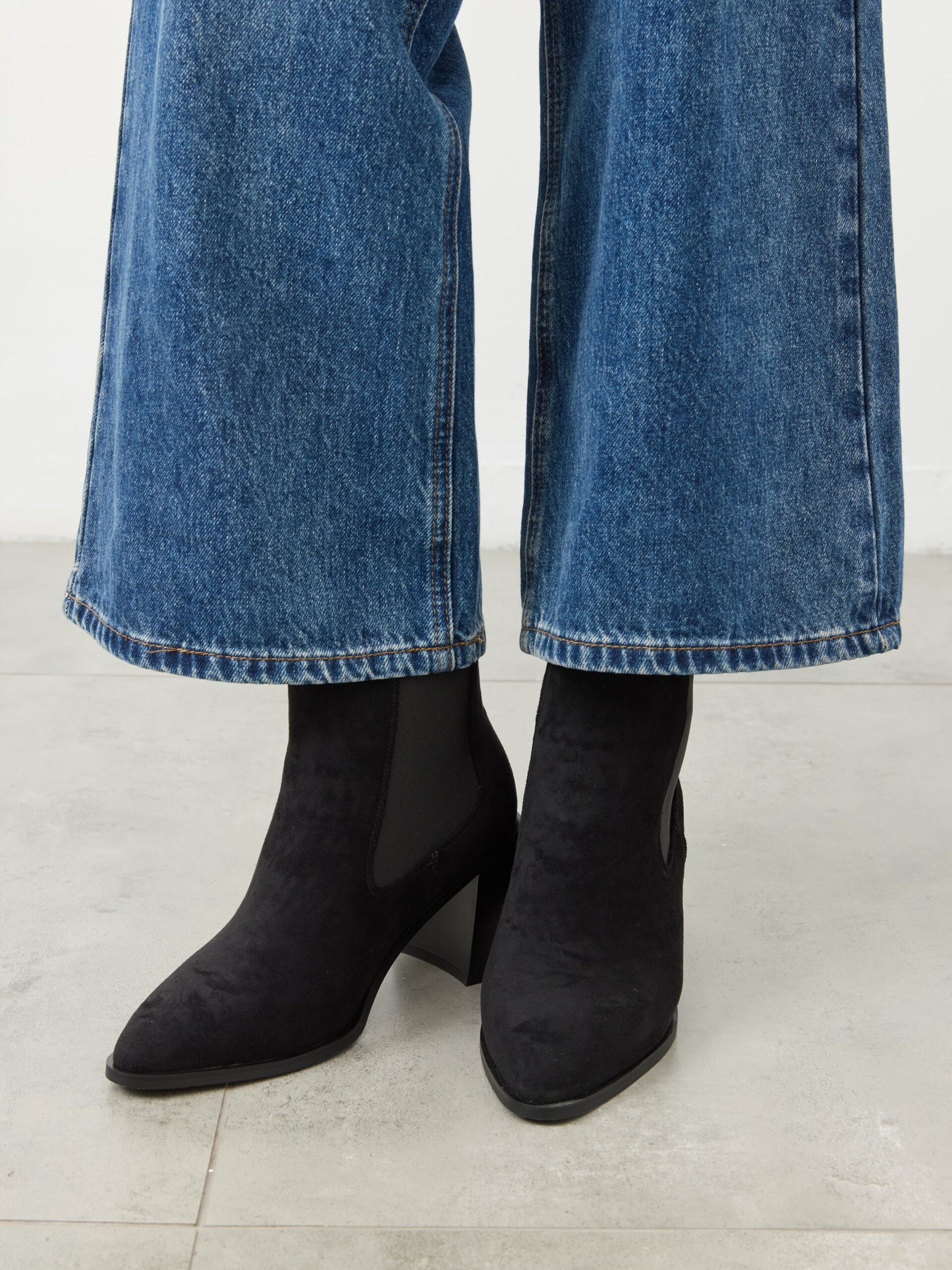 מגפוני עקב שפיץ דמוי זמש מארי | שחור