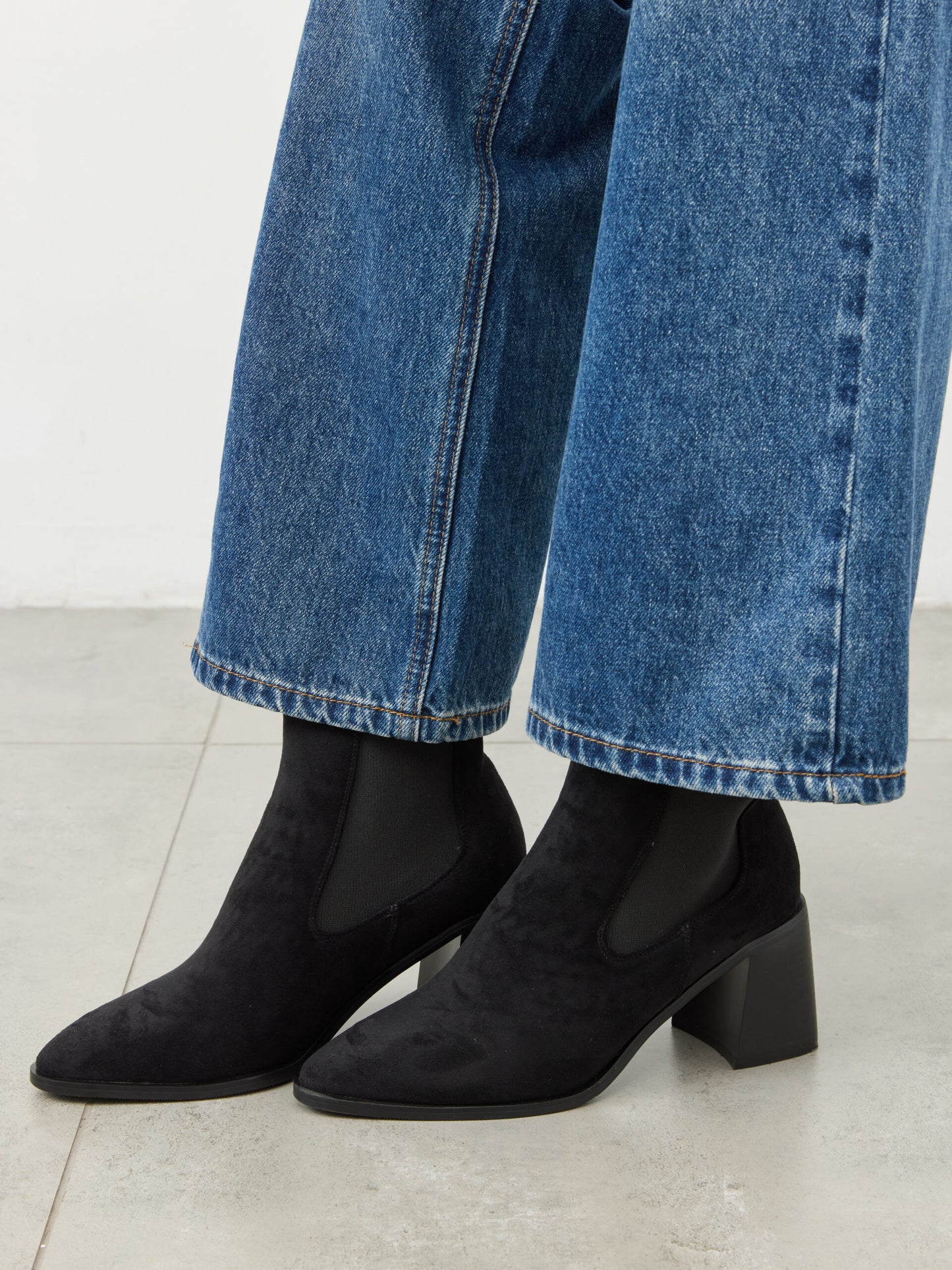 מגפוני עקב שפיץ דמוי זמש מארי | שחור