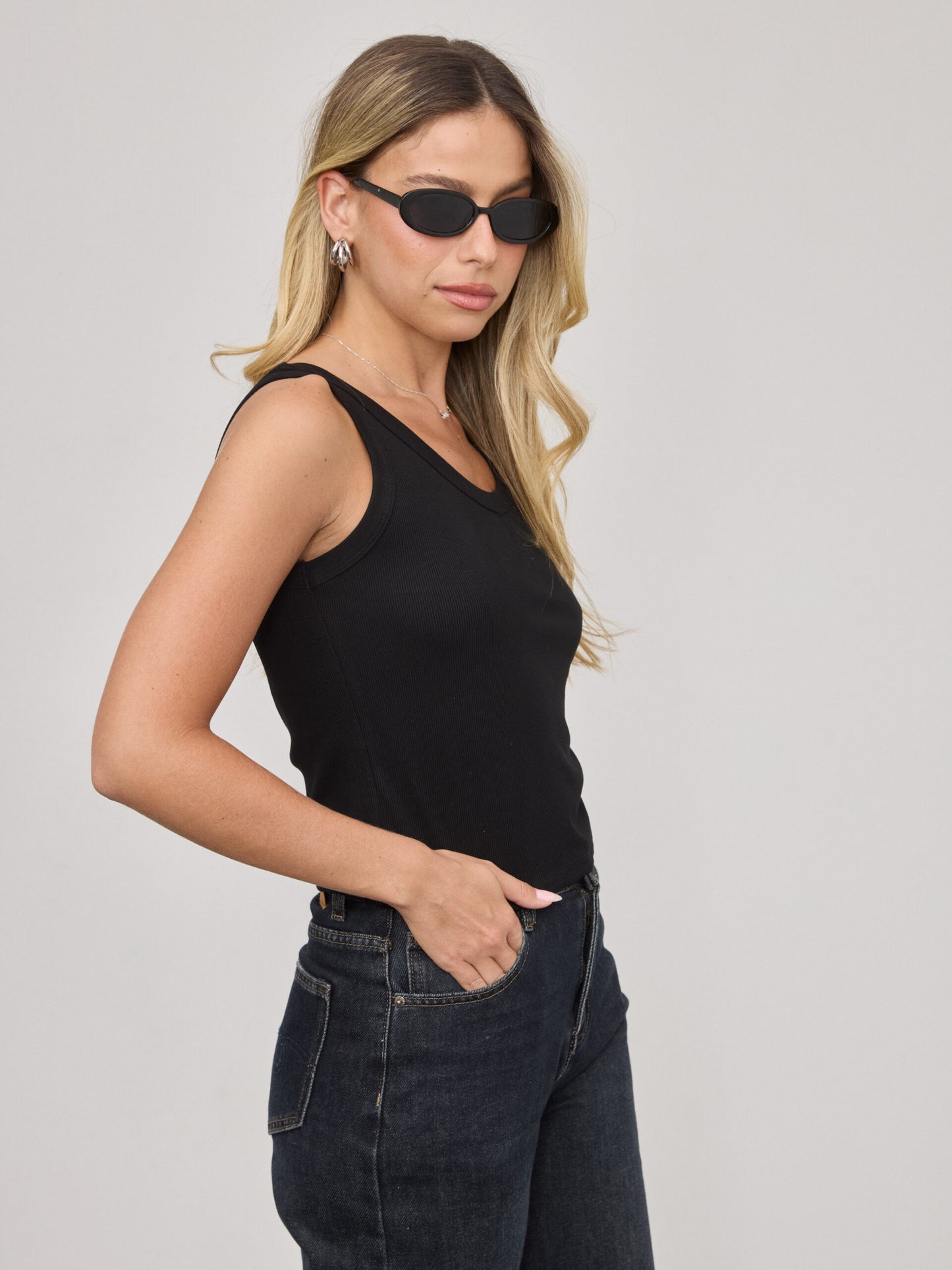 גופיית בייסיק לואי | שחור