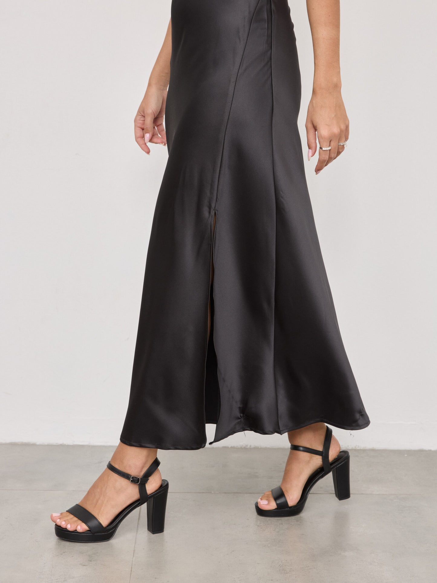 סנדלי עקב אבזם ויולטה | שחור