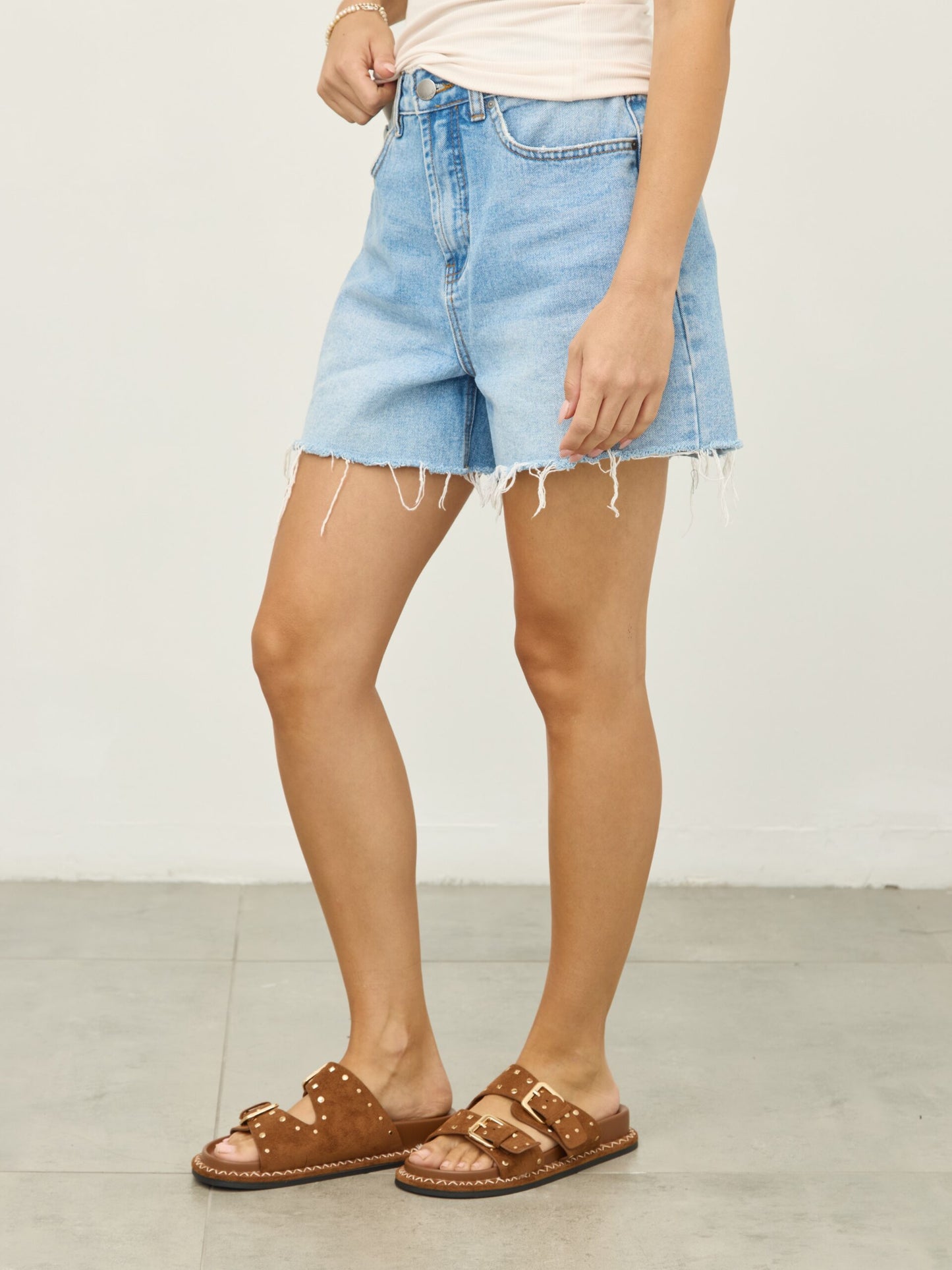 כפכפי דמוי זמש ניטים סטאר | קאמל