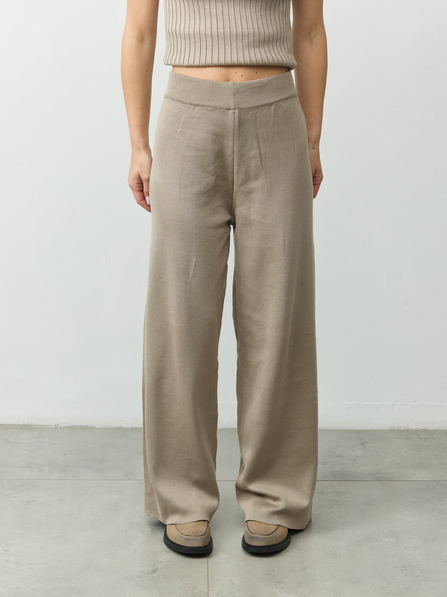 חליפת סריג ונסה | בז'