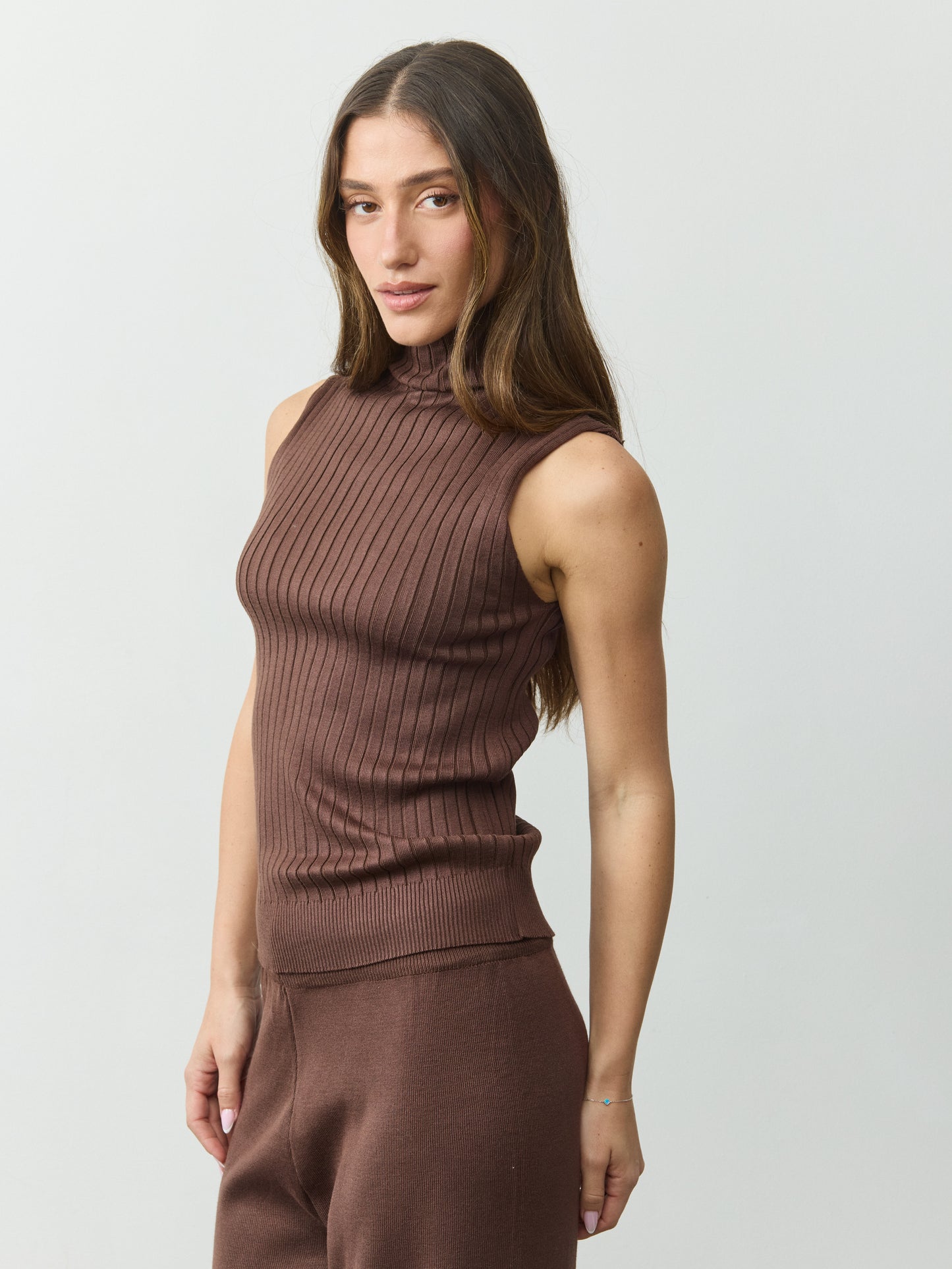 חליפת סריג ונסה | חום