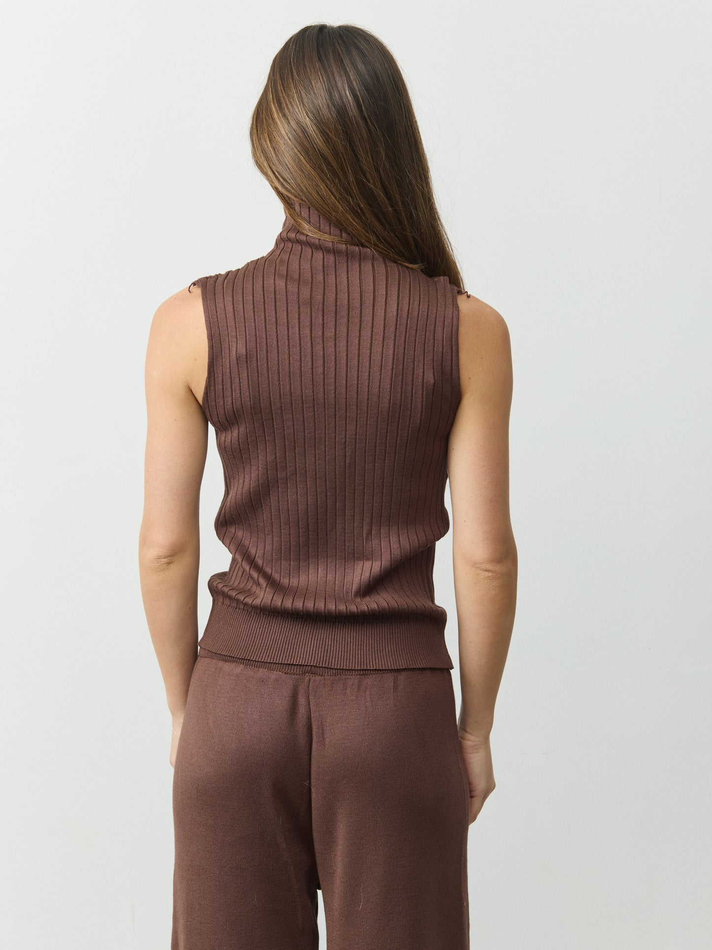 חליפת סריג ונסה | חום