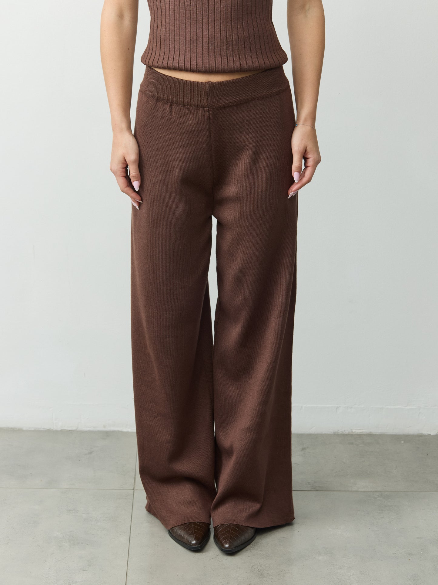 חליפת סריג ונסה | חום